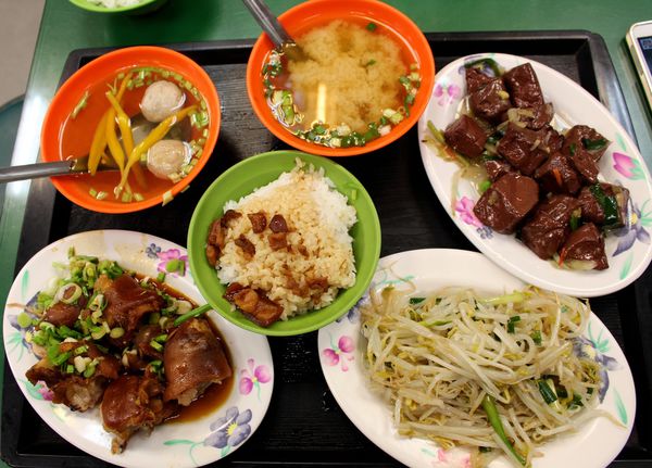 三重小吃,五燈獎，,滷肉飯,豬腳,金針菇貢丸湯 @艾瑪  吃喝玩樂札記