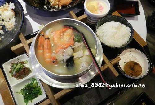 刺身,壽司,日式揚出豆腐,日式鮮蝦石手鍋,日本料理,桃園餐廳,椒鹽軟殼蟹,澍壽司屋,火鍋,炙燒鮭魚肚握壽司,照燒雞肉串,照燒雞腿丼,綜合握壽司,綜合野菜天,讚崎烏龍麵,魚頭甘味煮,鹽烤鯖魚