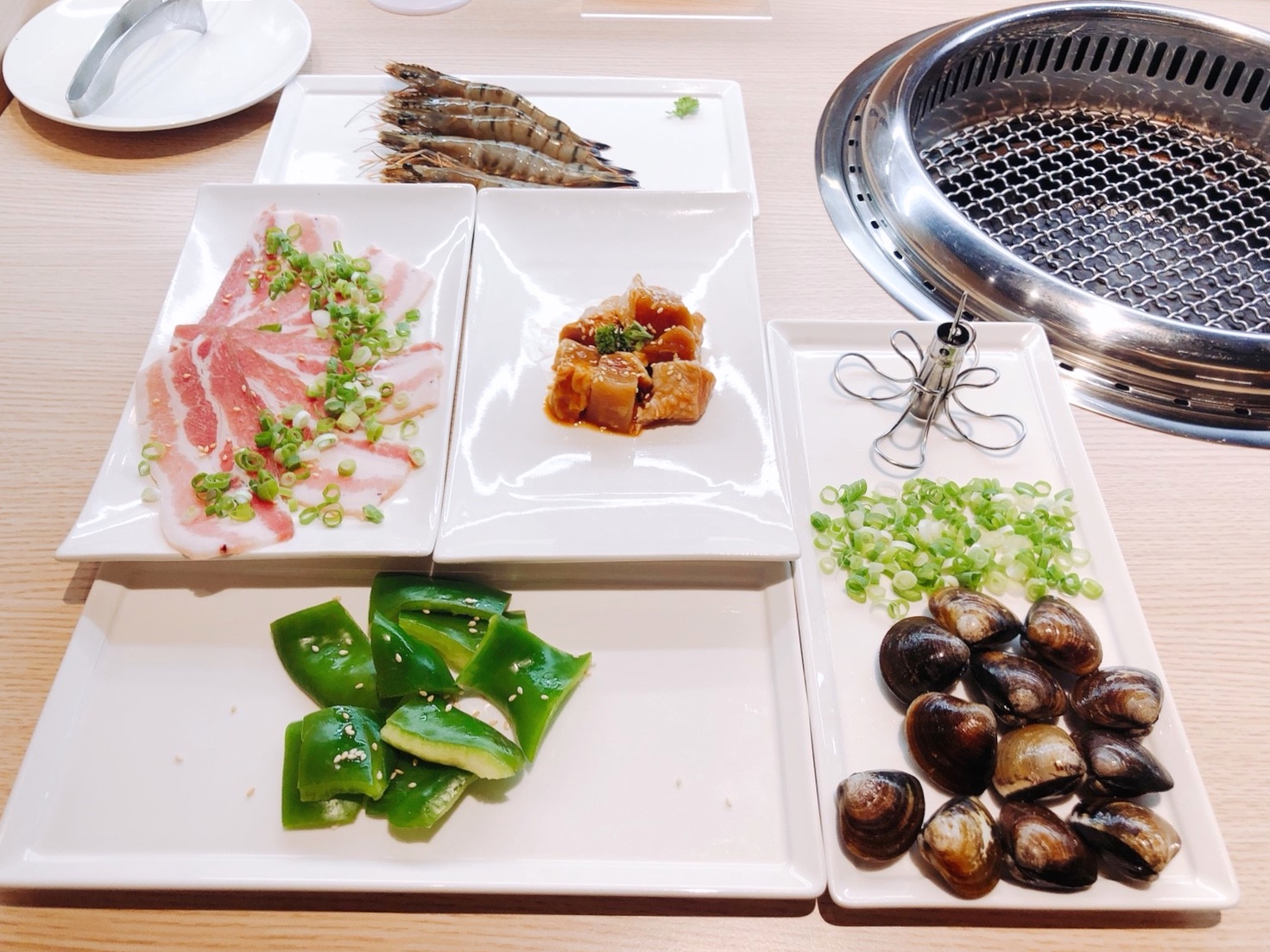 【桃園 燒肉道】平板點餐、軌道送餐、不收服務費的燒肉店。最便宜一道肉品60元起!!!