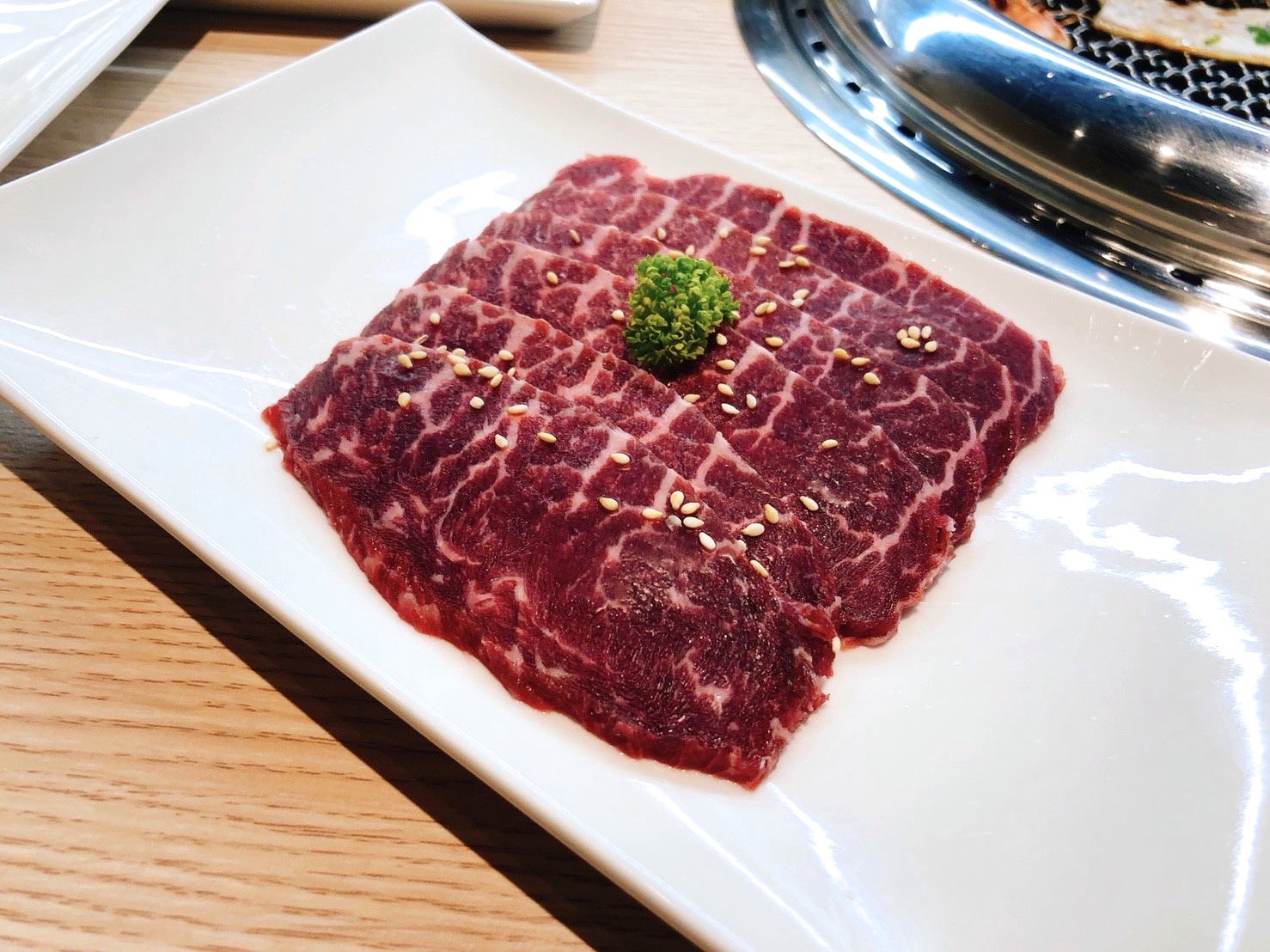 【桃園 燒肉道】平板點餐、軌道送餐、不收服務費的燒肉店。最便宜一道肉品60元起!!!