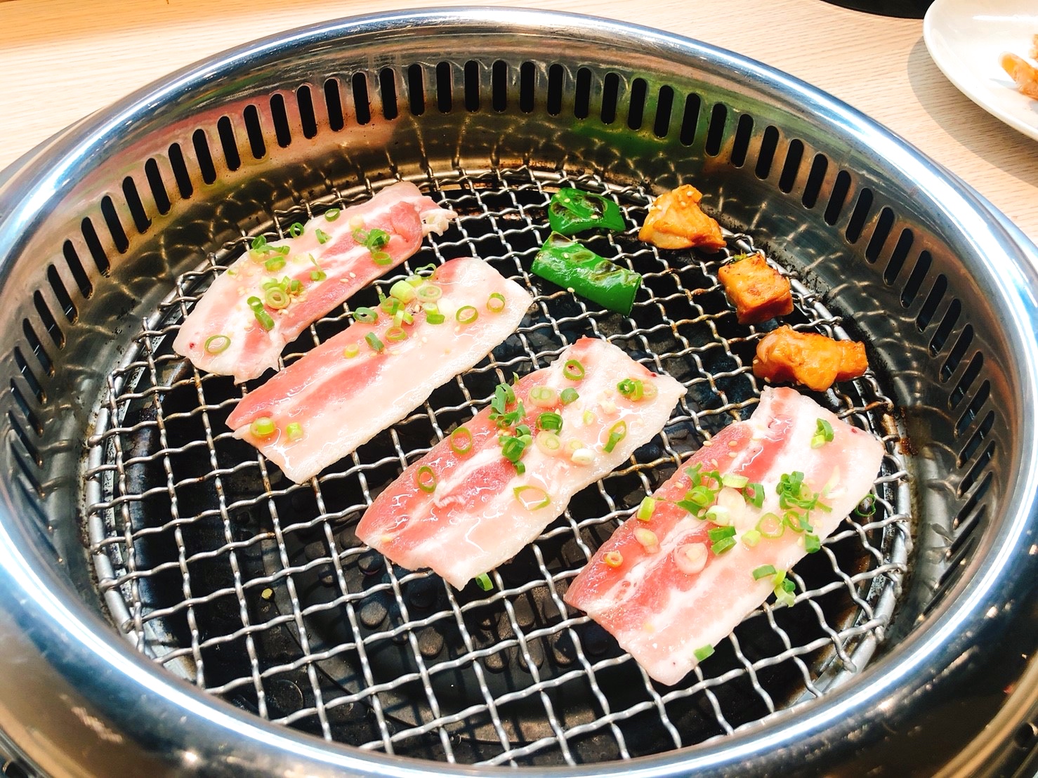 【桃園 燒肉道】平板點餐、軌道送餐、不收服務費的燒肉店。最便宜一道肉品60元起!!!