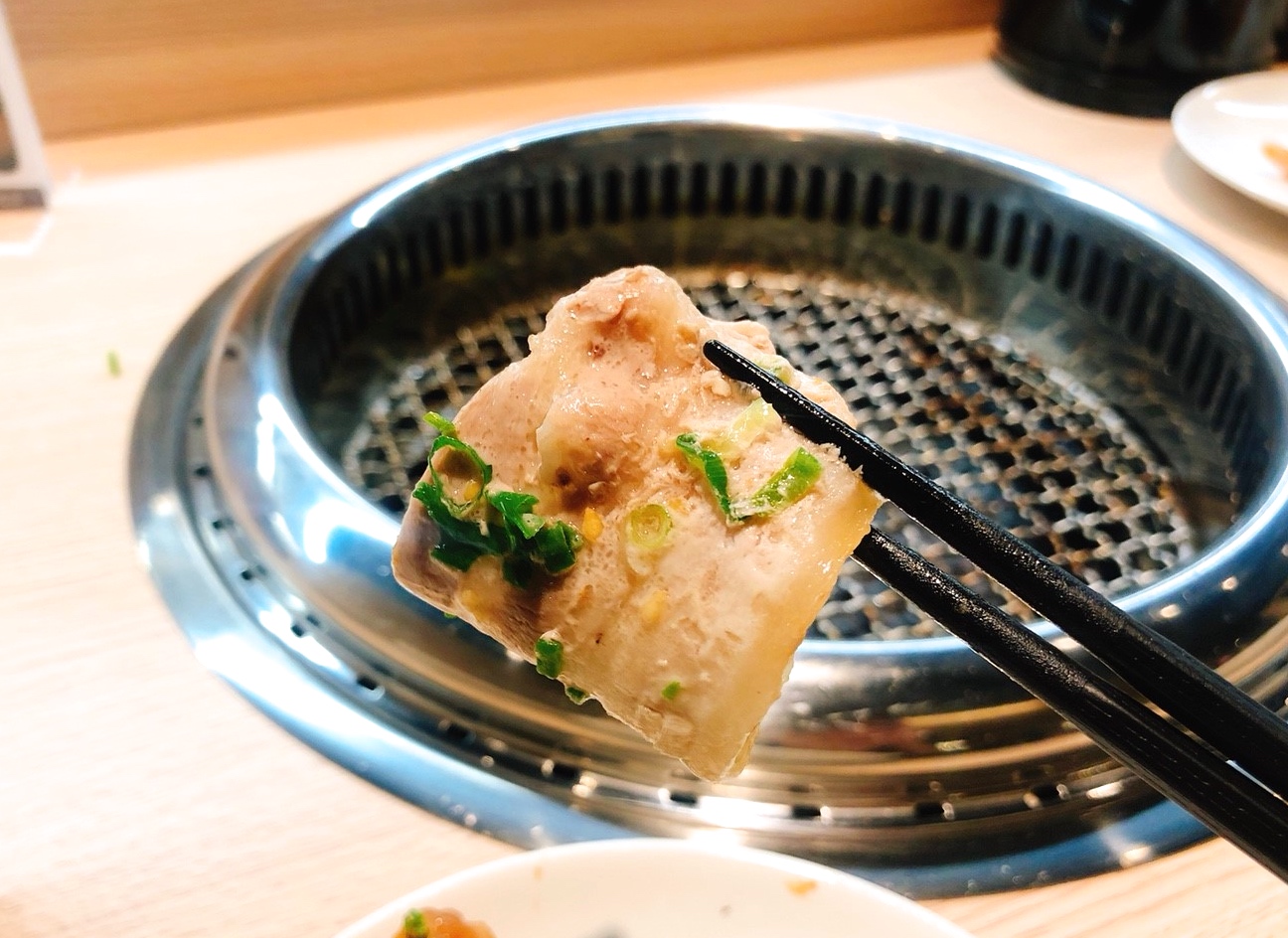 【桃園 燒肉道】平板點餐、軌道送餐、不收服務費的燒肉店。最便宜一道肉品60元起!!!