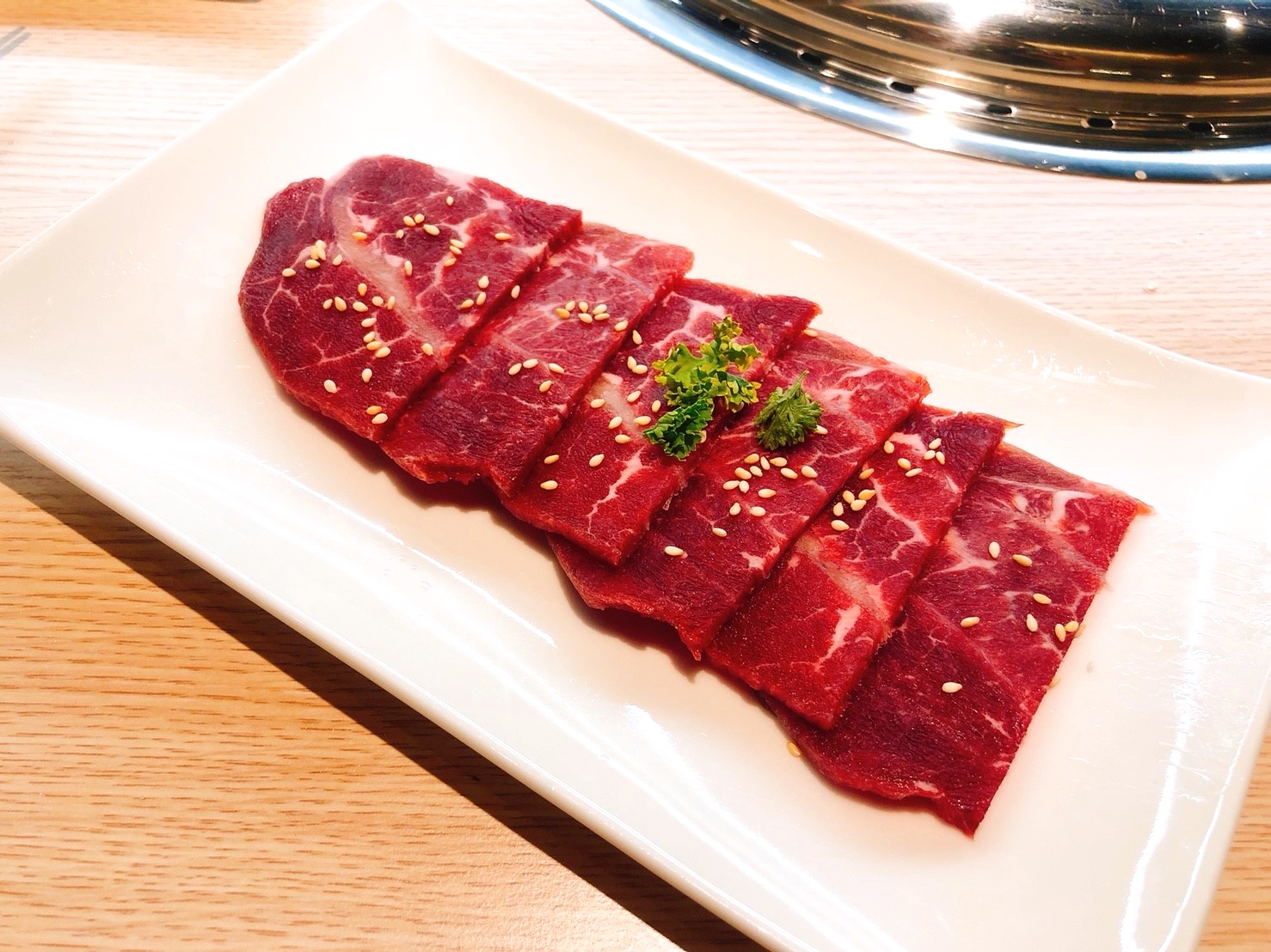 【桃園 燒肉道】平板點餐、軌道送餐、不收服務費的燒肉店。最便宜一道肉品60元起!!!