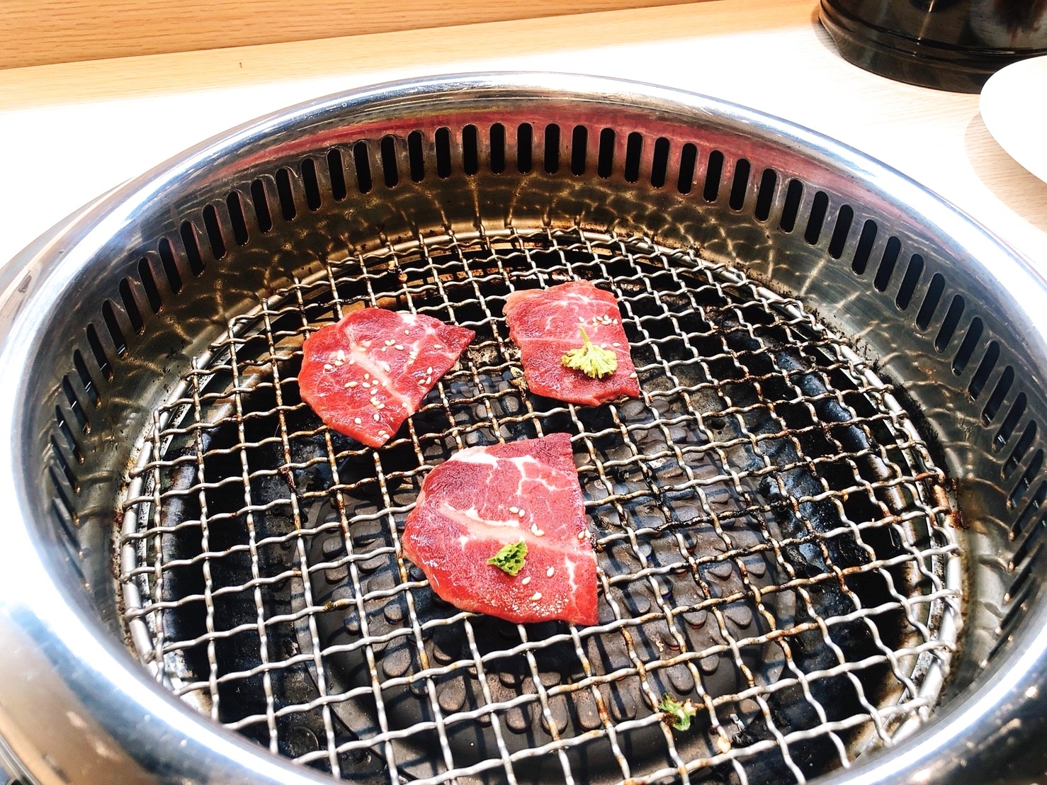 【桃園 燒肉道】平板點餐、軌道送餐、不收服務費的燒肉店。最便宜一道肉品60元起!!!