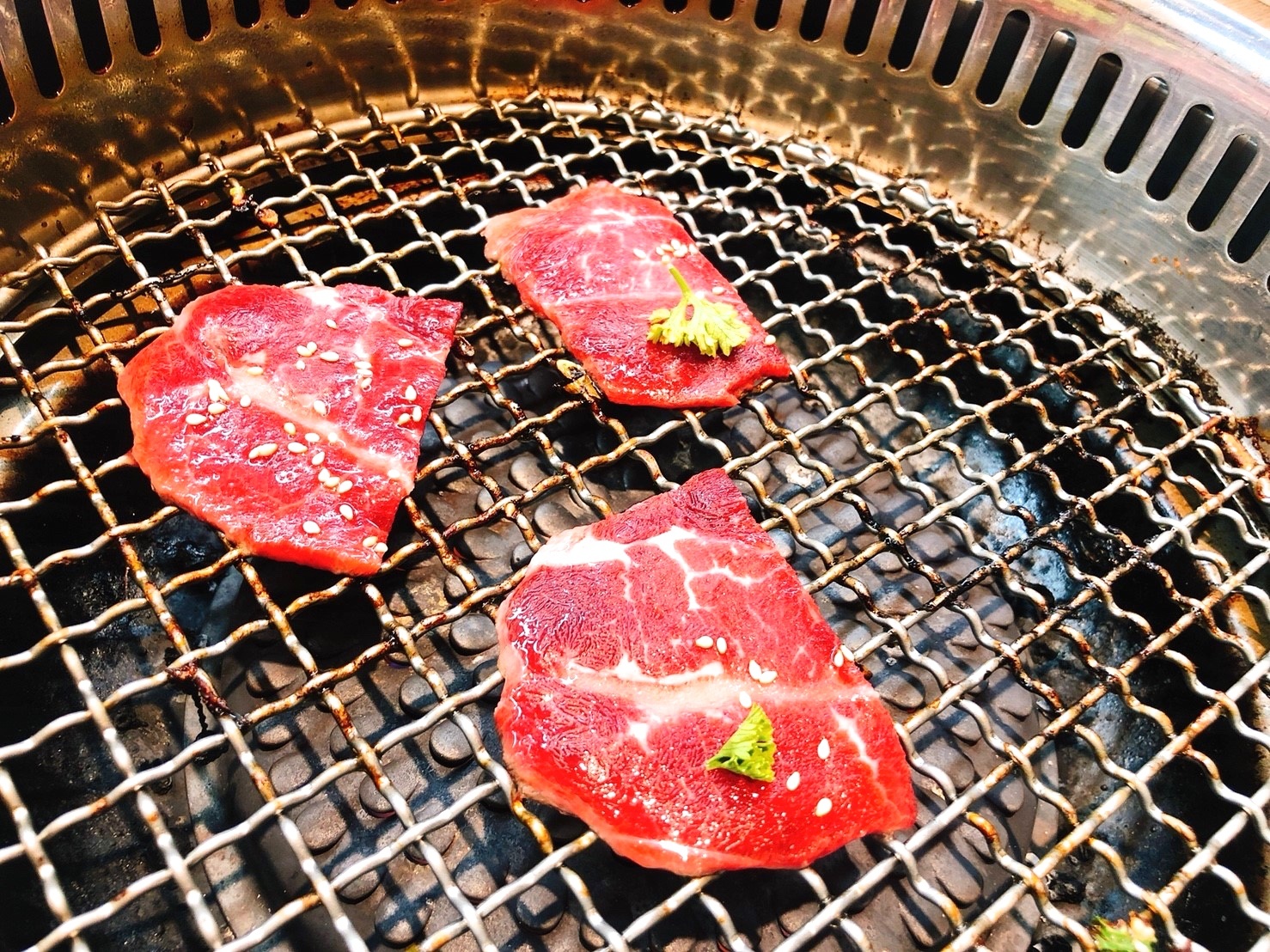 【桃園 燒肉道】平板點餐、軌道送餐、不收服務費的燒肉店。最便宜一道肉品60元起!!!