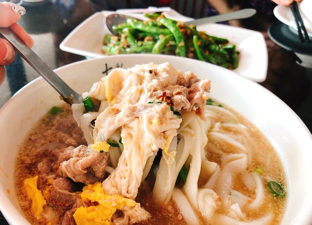 【桃園 七彩雲南】金陵店。夏天就是要大嗑「雲泰美食」酸甜涼拌超開胃/人氣首選米干