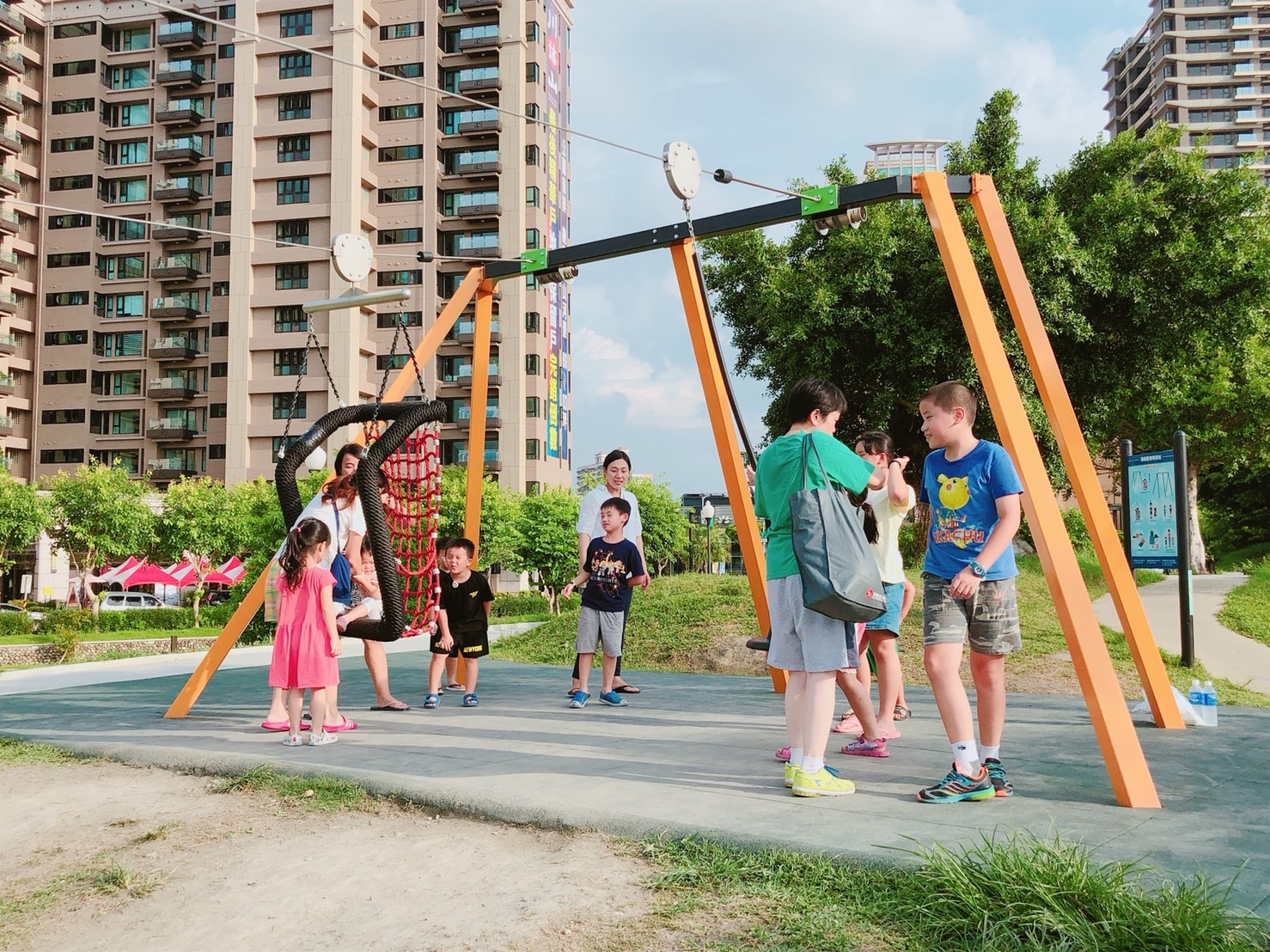 【新北 集賢環(huán)保公園】重陽(yáng)重劃區(qū)新公園。超刺激「站立&座椅式滑索」、獨(dú)角鯨沙坑