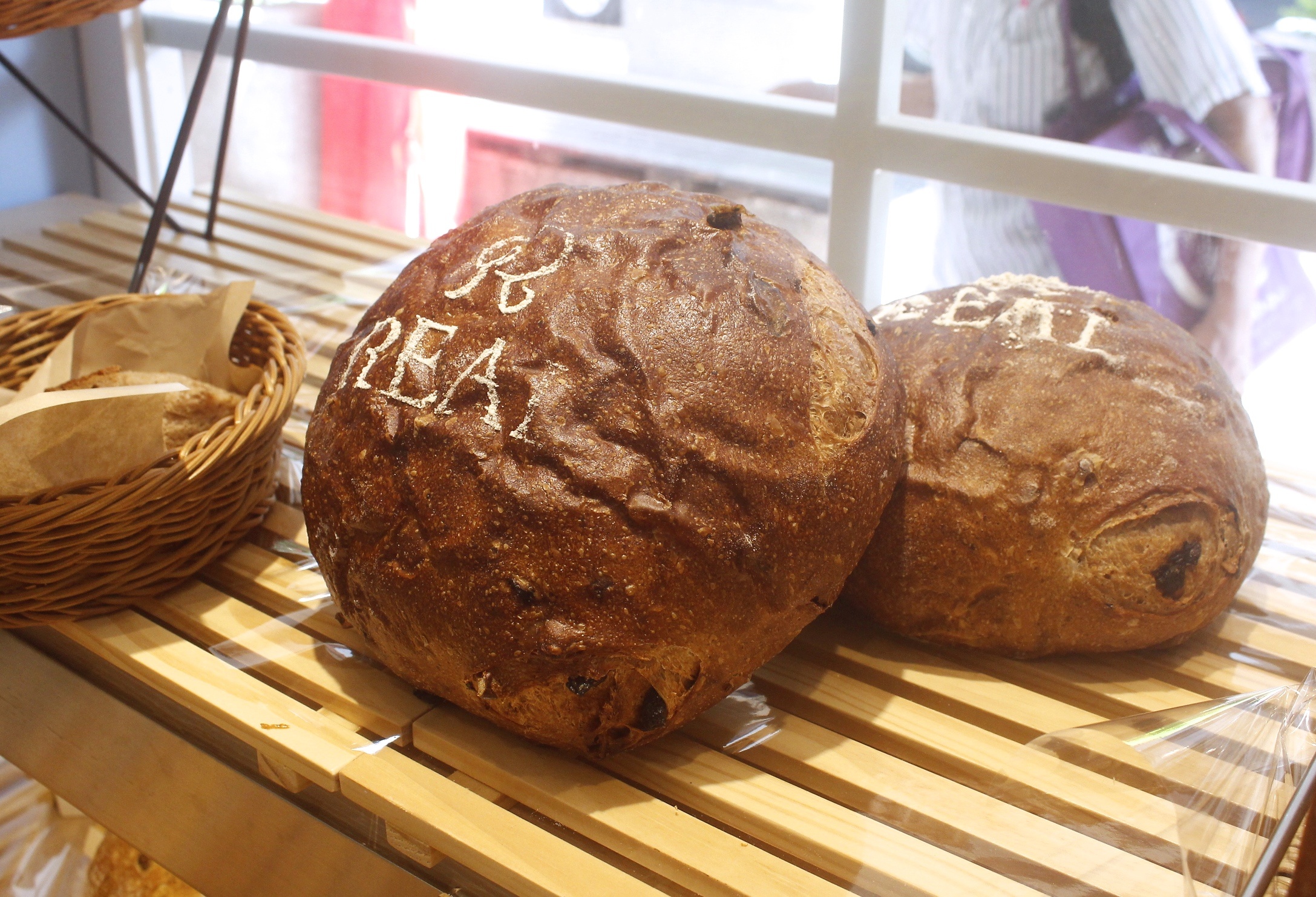 【桃園 REAL真?CAFé?BREAD】新型態麵包時尚店。鎮店之寶「酒釀桂圓」歐式麵包超美味！