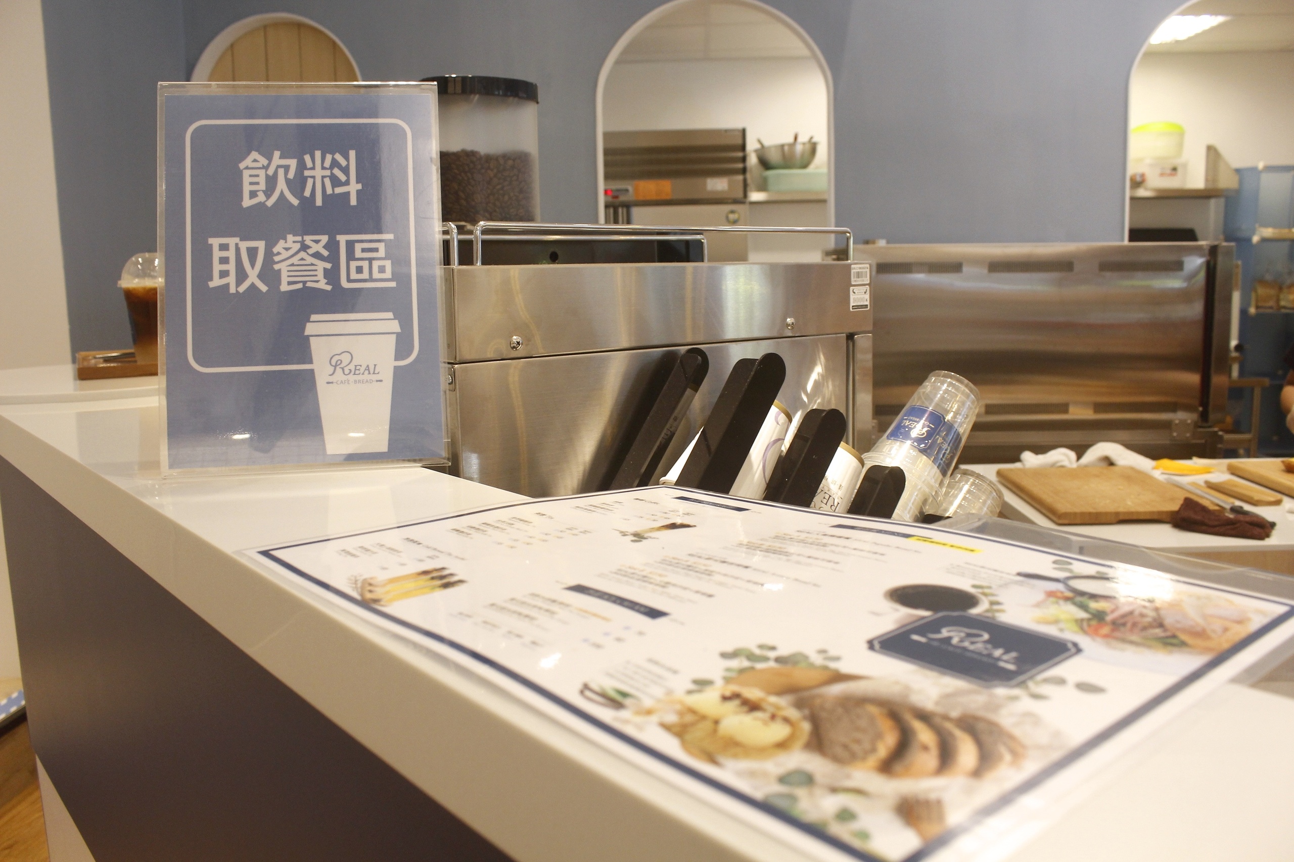 【桃園 REAL真?CAFé?BREAD】新型態麵包時尚店。鎮店之寶「酒釀桂圓」歐式麵包超美味！