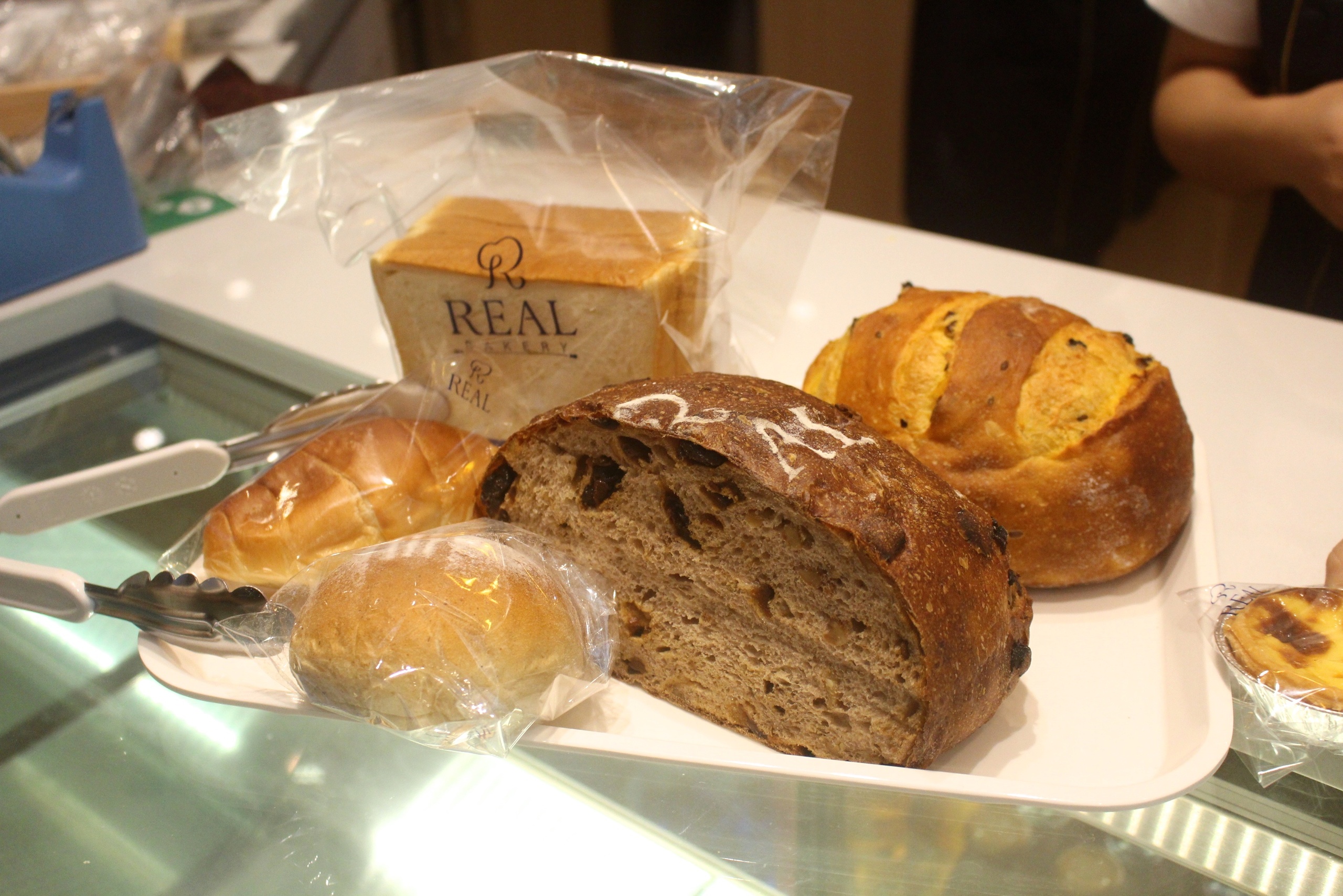 【桃園 REAL真?CAFé?BREAD】新型態麵包時尚店。鎮店之寶「酒釀桂圓」歐式麵包超美味！