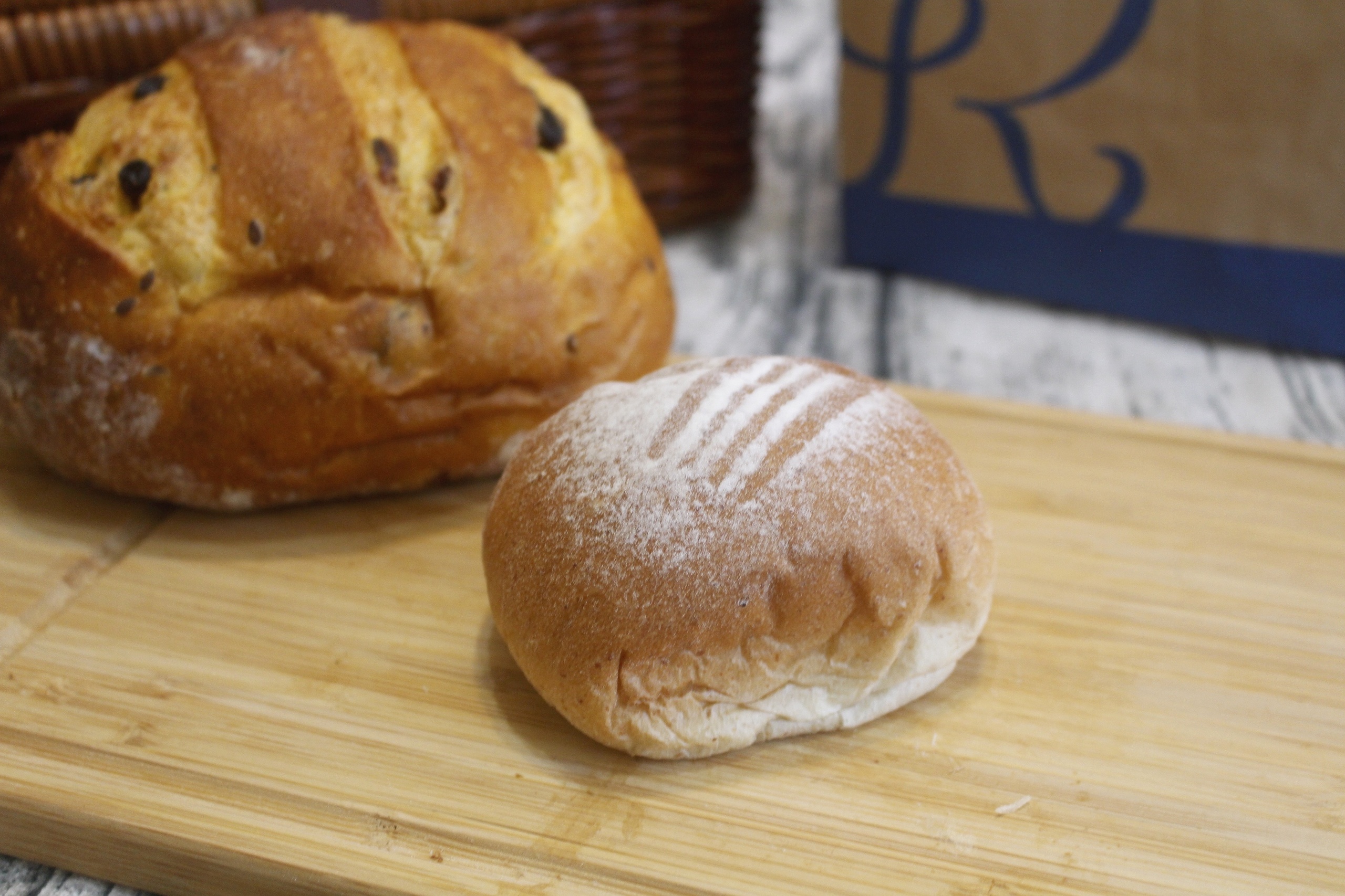 【桃園 REAL真?CAFé?BREAD】新型態麵包時尚店。鎮店之寶「酒釀桂圓」歐式麵包超美味！