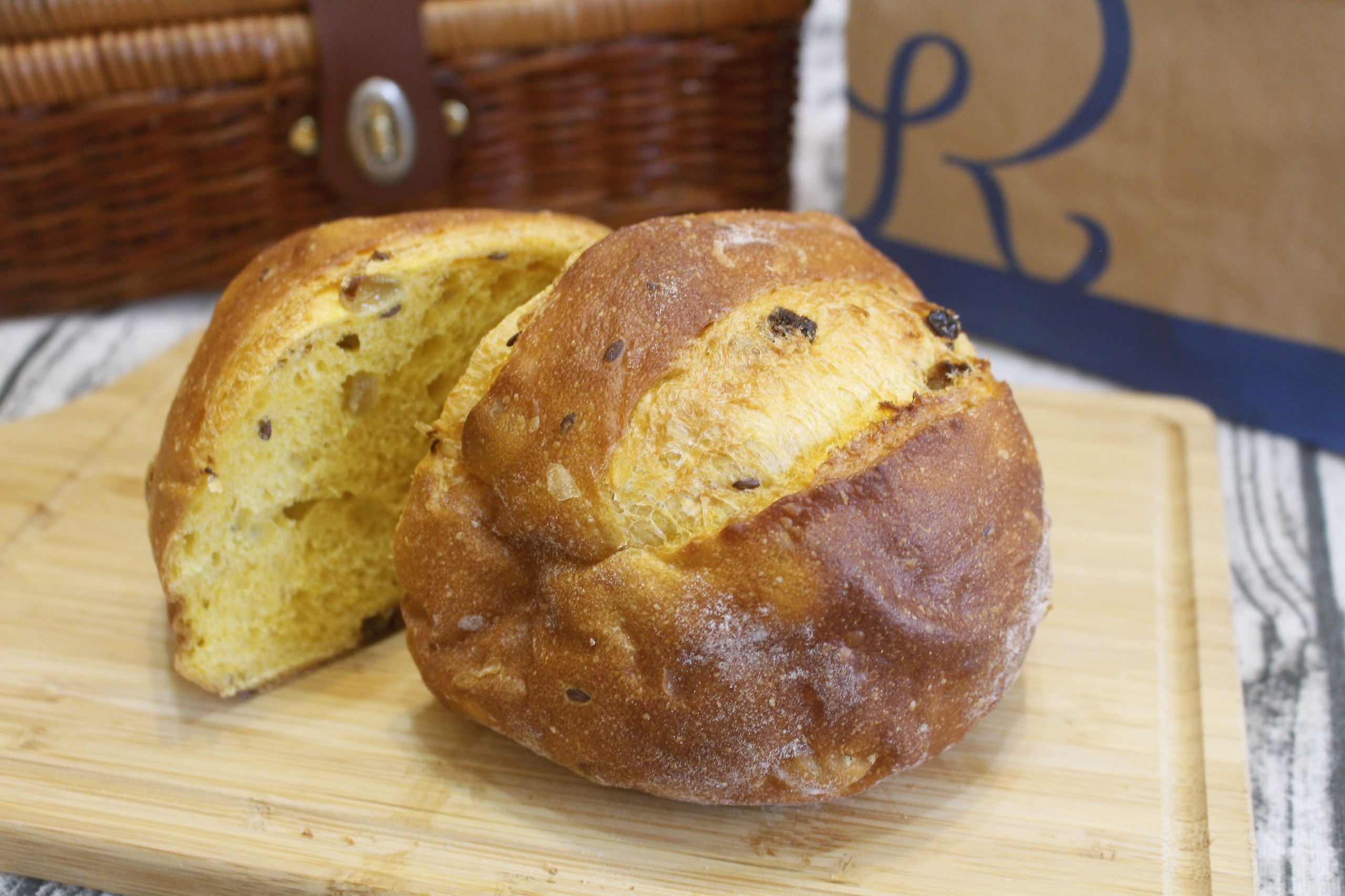 【桃園 REAL真?CAFé?BREAD】新型態麵包時尚店。鎮店之寶「酒釀桂圓」歐式麵包超美味！