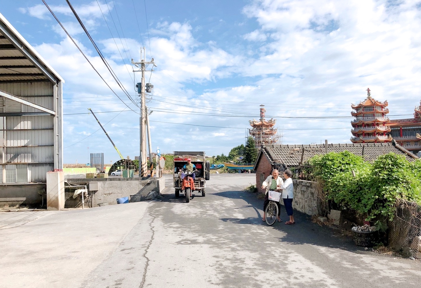 【彰化 阿進帶你採蚵趣】潮間帶搭海牛車體驗：採蚵、挖蛤蠣。烤蚵秋刀魚超好吃