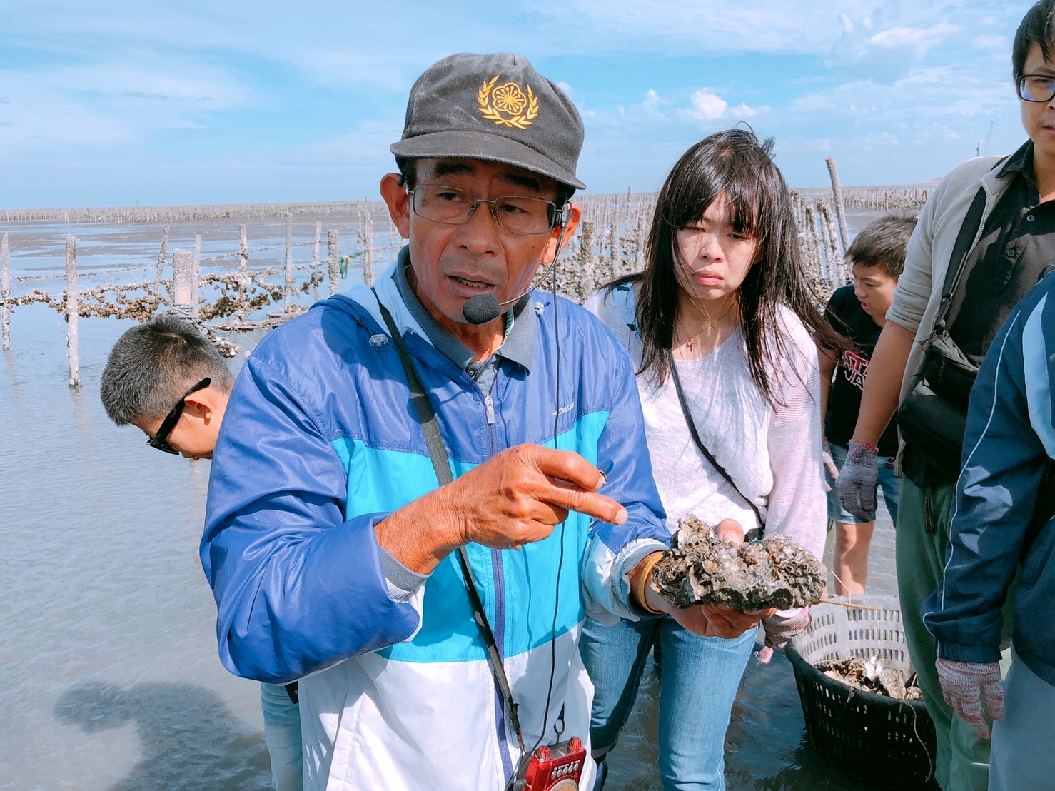 【彰化 阿進帶你採蚵趣】潮間帶搭海牛車體驗：採蚵、挖蛤蠣?？掘虑锏遏~超好吃