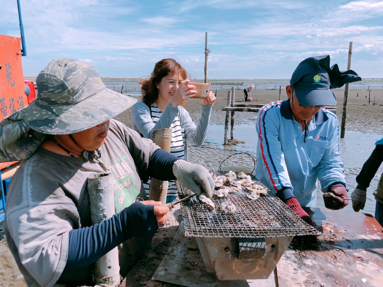 【彰化 阿進帶你採蚵趣】潮間帶搭海牛車體驗：採蚵、挖蛤蠣?？掘虑锏遏~超好吃