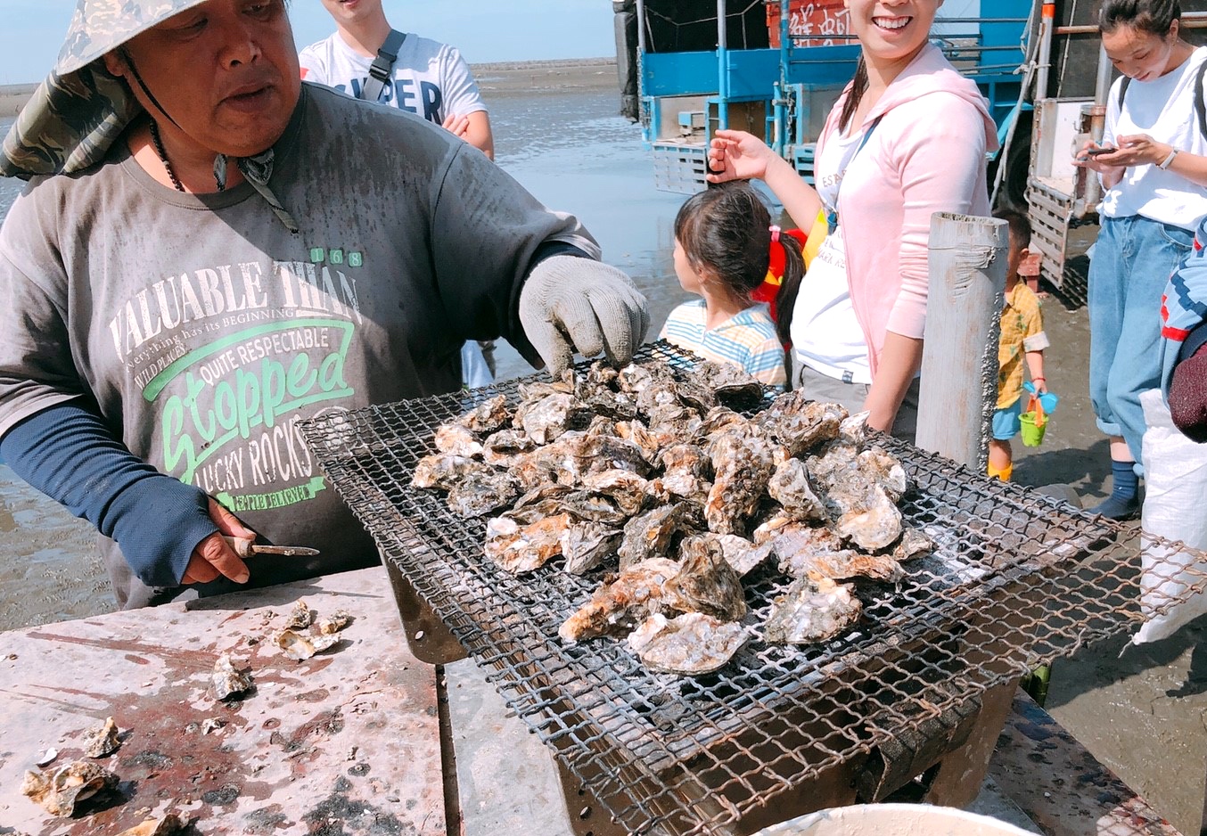 【彰化 阿進帶你採蚵趣】潮間帶搭海牛車體驗：採蚵、挖蛤蠣?？掘虑锏遏~超好吃