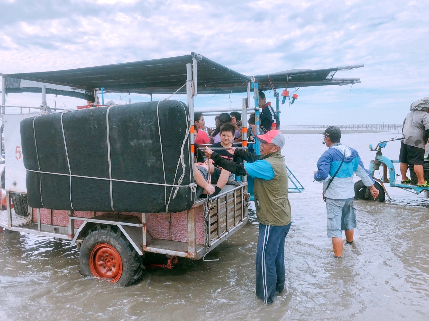 【彰化 阿進帶你採蚵趣】潮間帶搭海牛車體驗：採蚵、挖蛤蠣。烤蚵秋刀魚超好吃