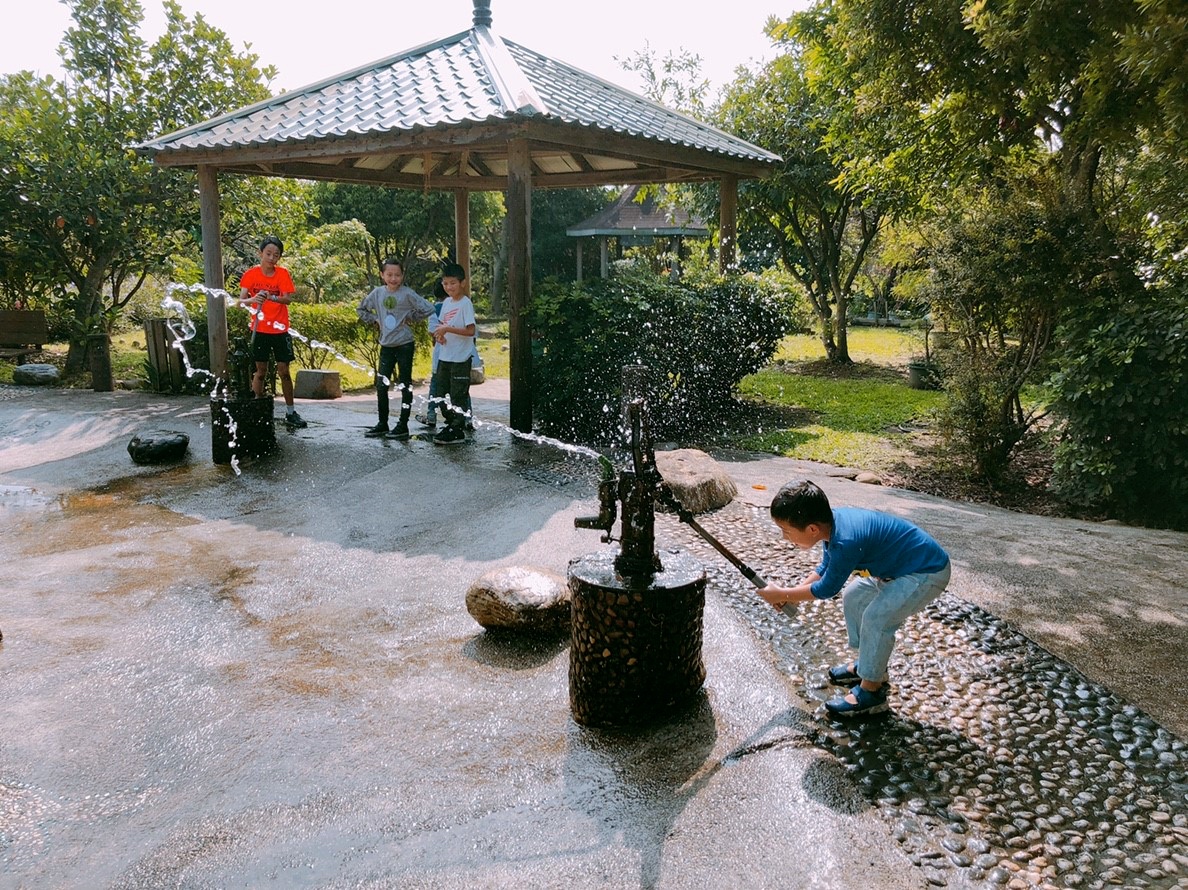 桃園景點,桃園農場,活力健康農場,玩水,蓋窯,親子,農場,餐廳,餵食,體驗生態農場