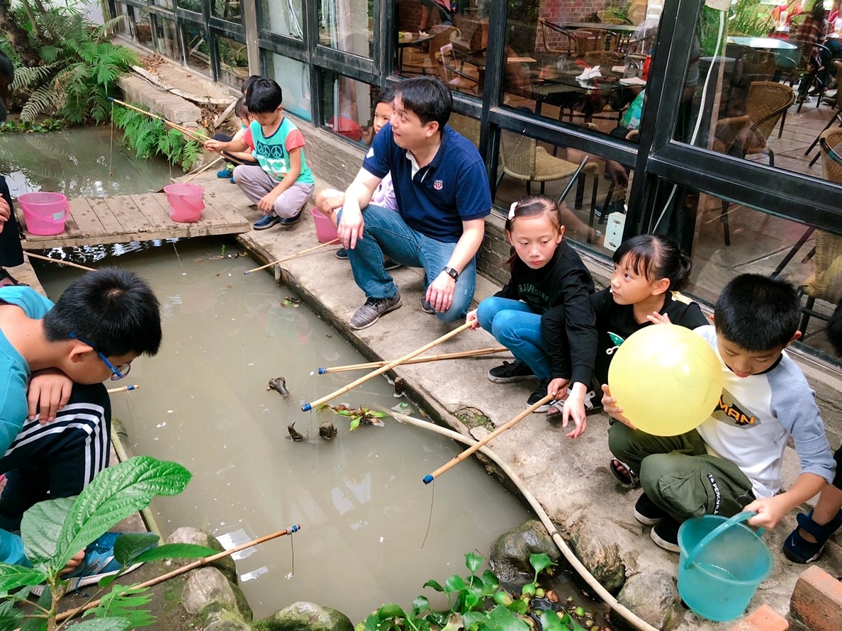 桃園景點,桃園農場,活力健康農場,玩水,蓋窯,親子,農場,餐廳,餵食,體驗生態農場