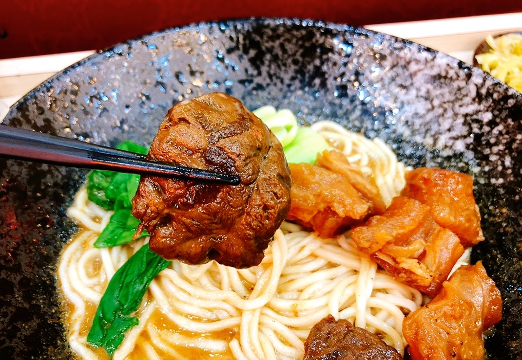 【新北 清一色牛肉麵】大胃王請進!!!牛肉麵免費續麵續湯、竟然還有珍珠奶茶免費喝到飽