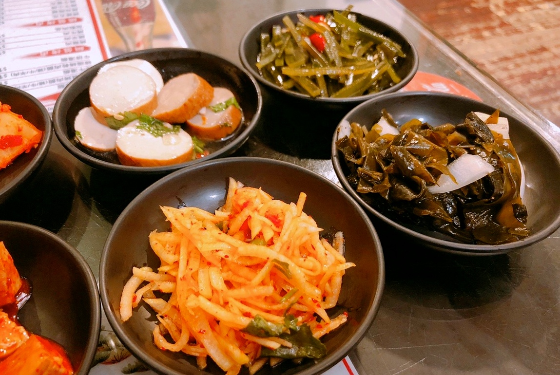 【桃園 韓味城】縣府路人氣韓式料理老店。小菜無限量供應、超厚海鮮煎餅