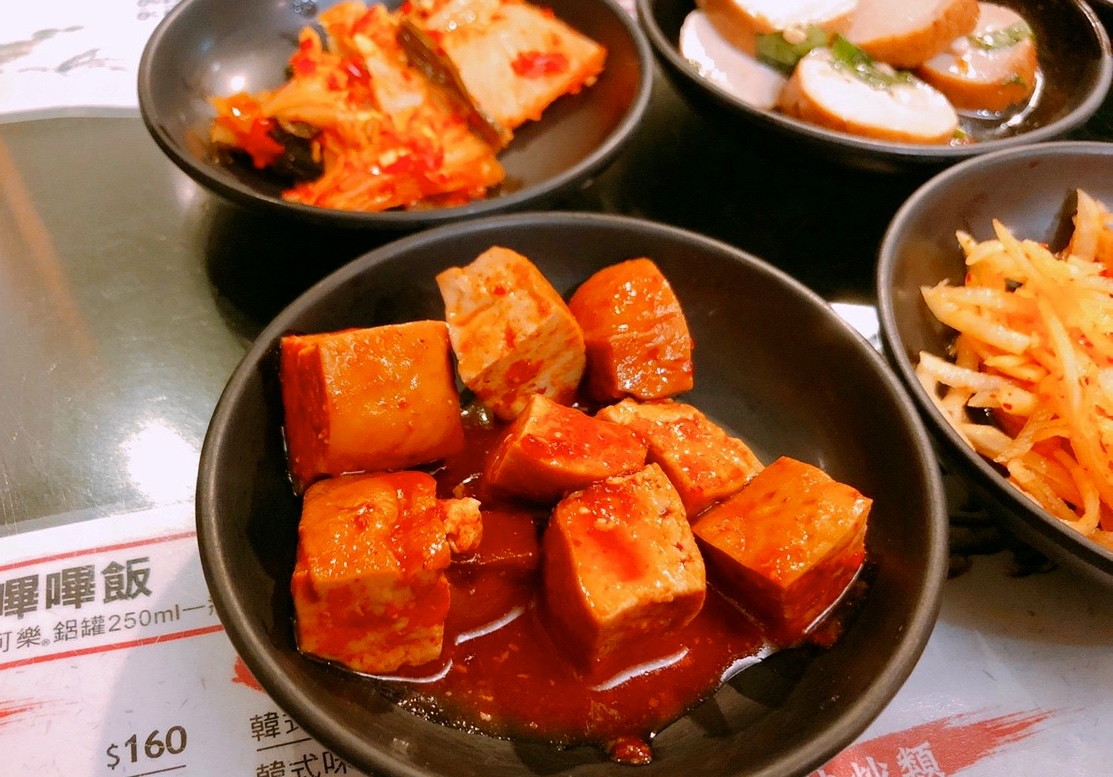 【桃園 韓味城】縣府路人氣韓式料理老店。小菜無限量供應、超厚海鮮煎餅