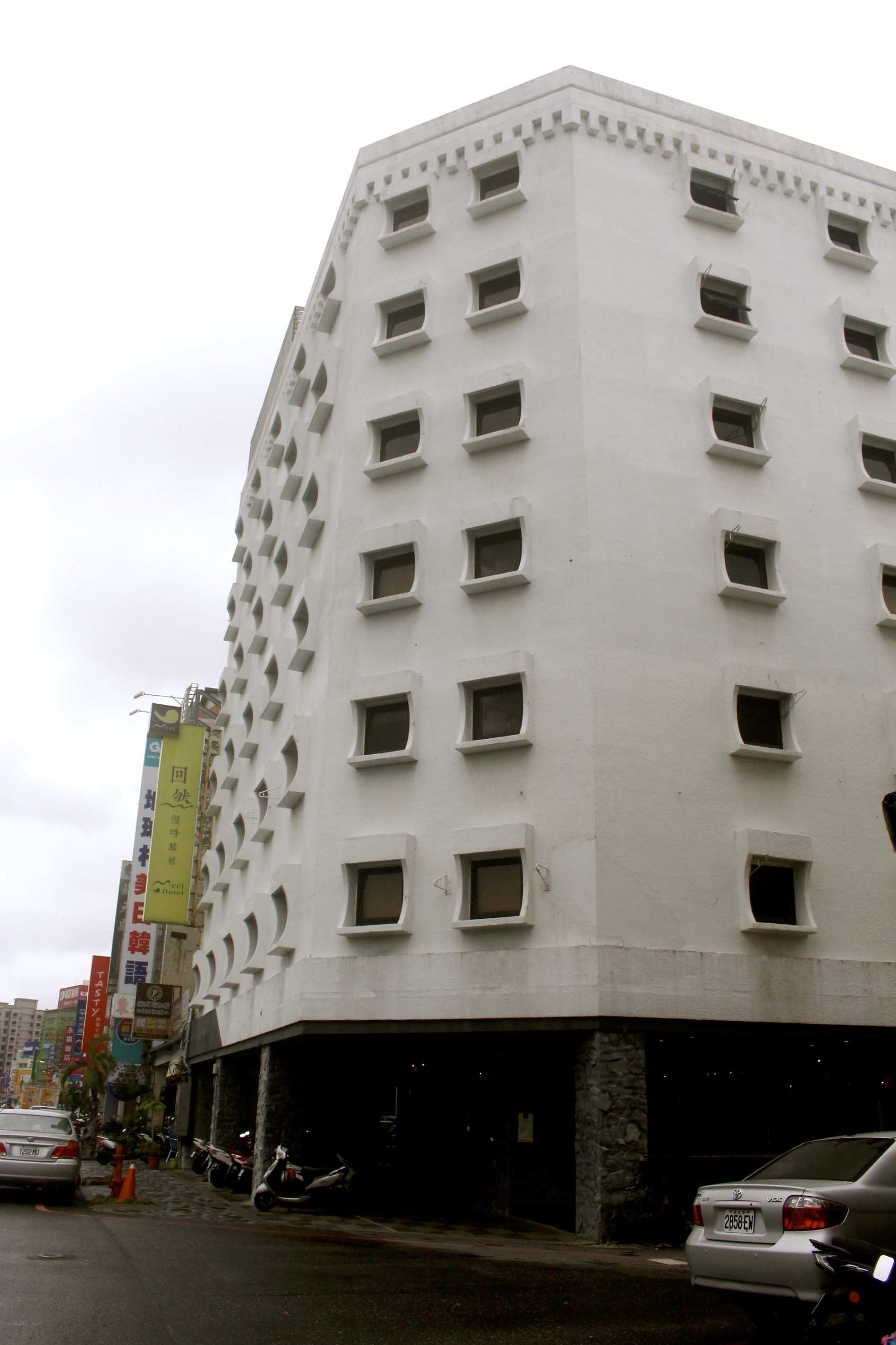 【花蓮 回然慢時旅居】座落花蓮市區文創旅館。大廳提供飲料吧/平價旅居/附停車場