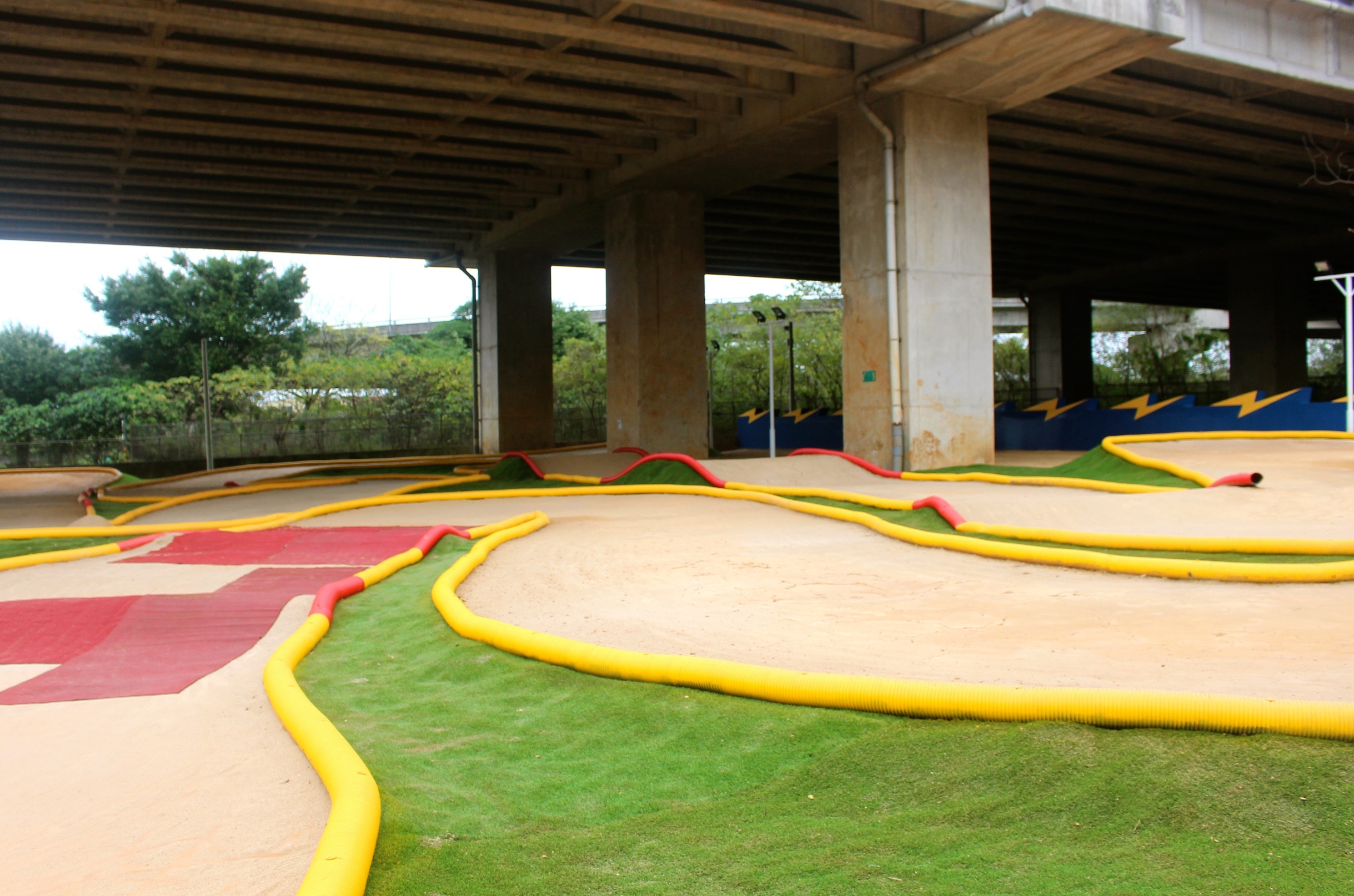 【桃園 遙控越野賽車場】平鎮運動公園旁。玩家級「紅土軟式越野跑道」跑一圈285公尺