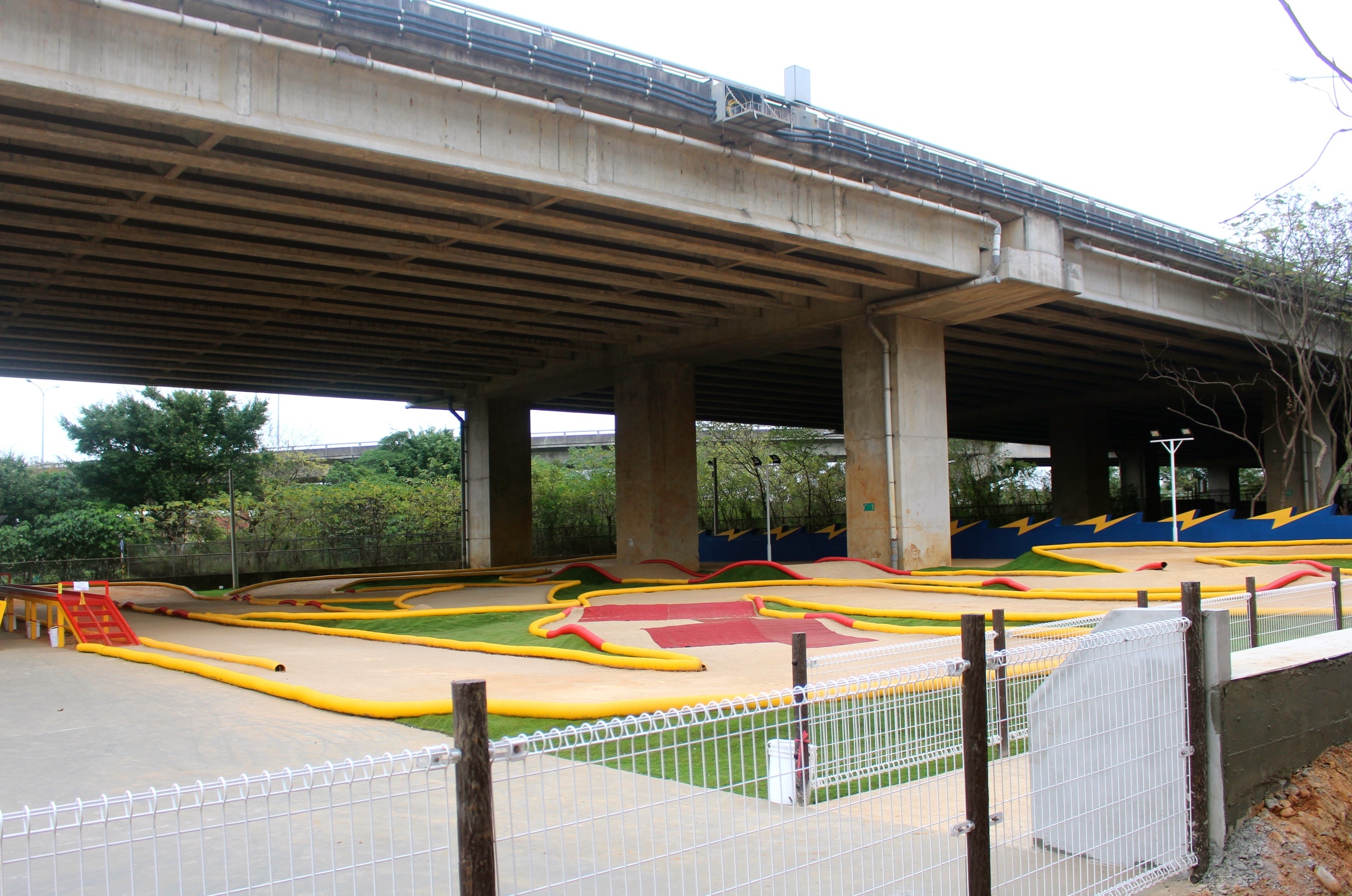 【桃園 遙控越野賽車場】平鎮運動公園旁。玩家級「紅土軟式越野跑道」跑一圈285公尺