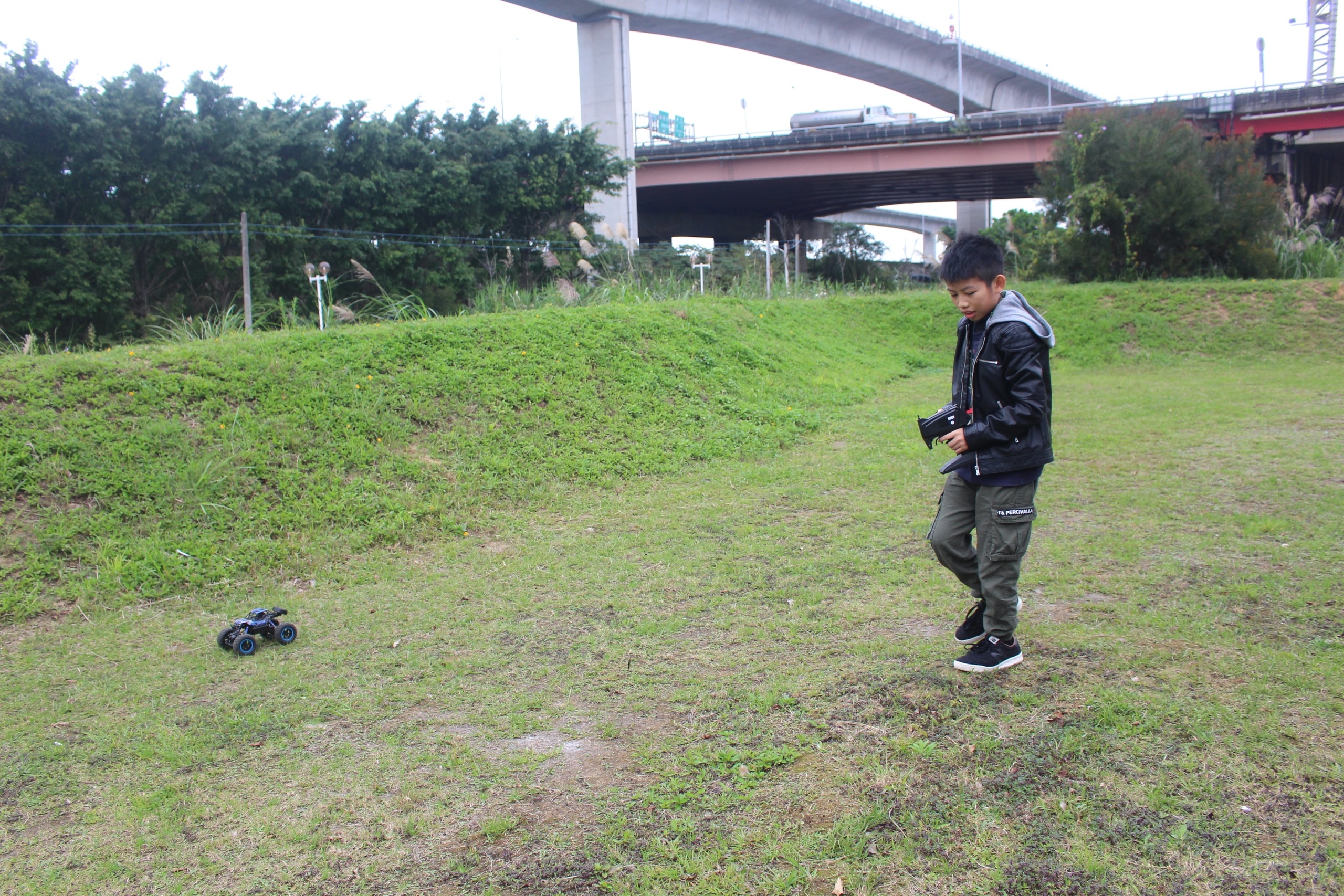 【桃園 遙控越野賽車場】平鎮運動公園旁。玩家級「紅土軟式越野跑道」跑一圈285公尺