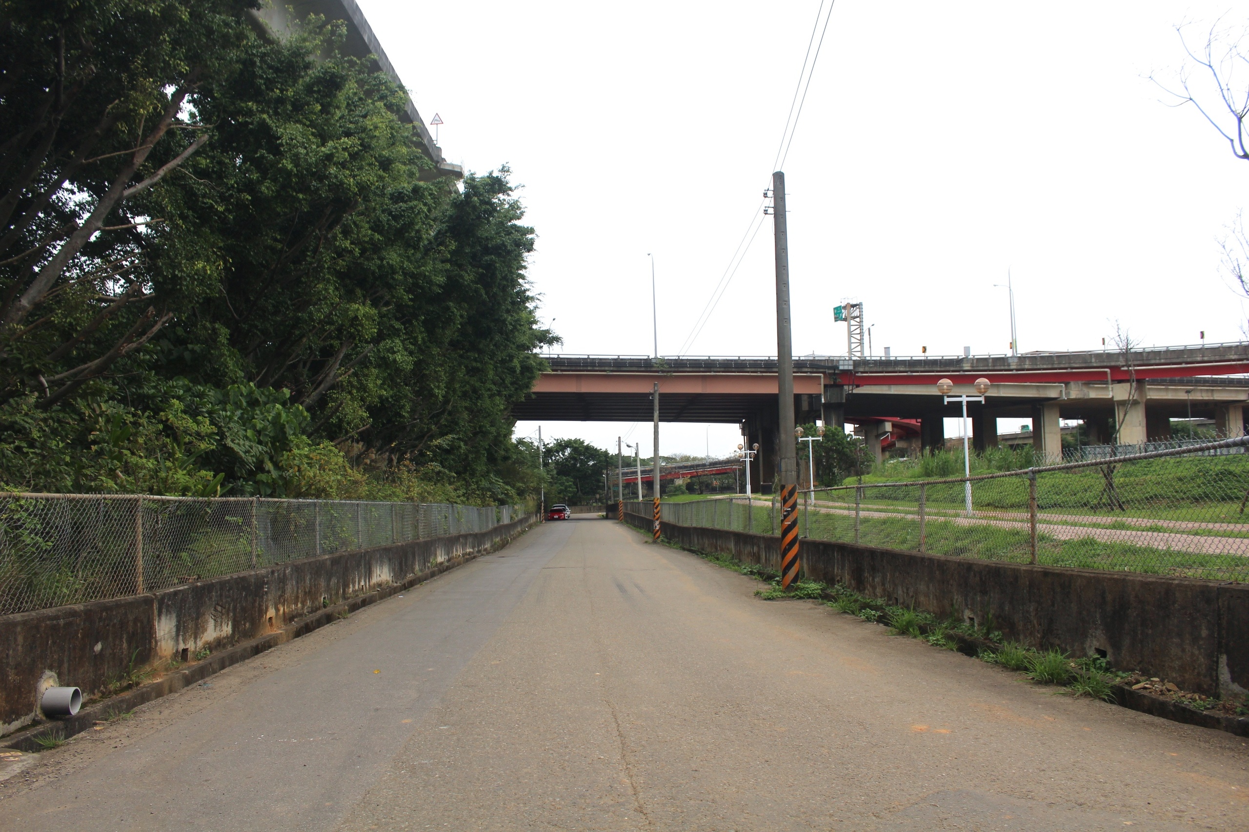 【桃園 遙控越野賽車場】平鎮運動公園旁。玩家級「紅土軟式越野跑道」跑一圈285公尺