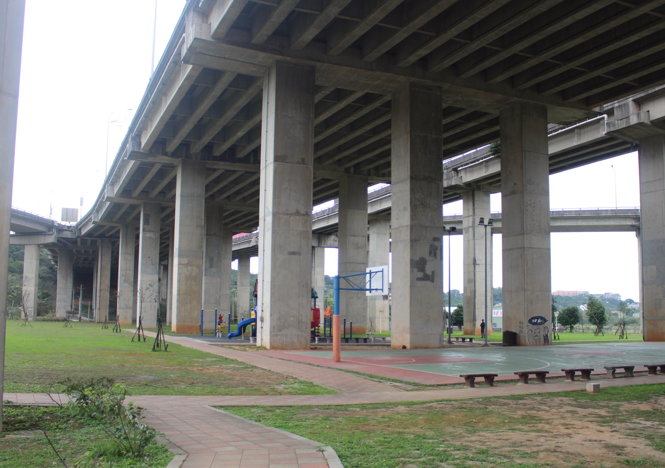 【桃園 遙控越野賽車場】平鎮運動公園旁。玩家級「紅土軟式越野跑道」跑一圈285公尺