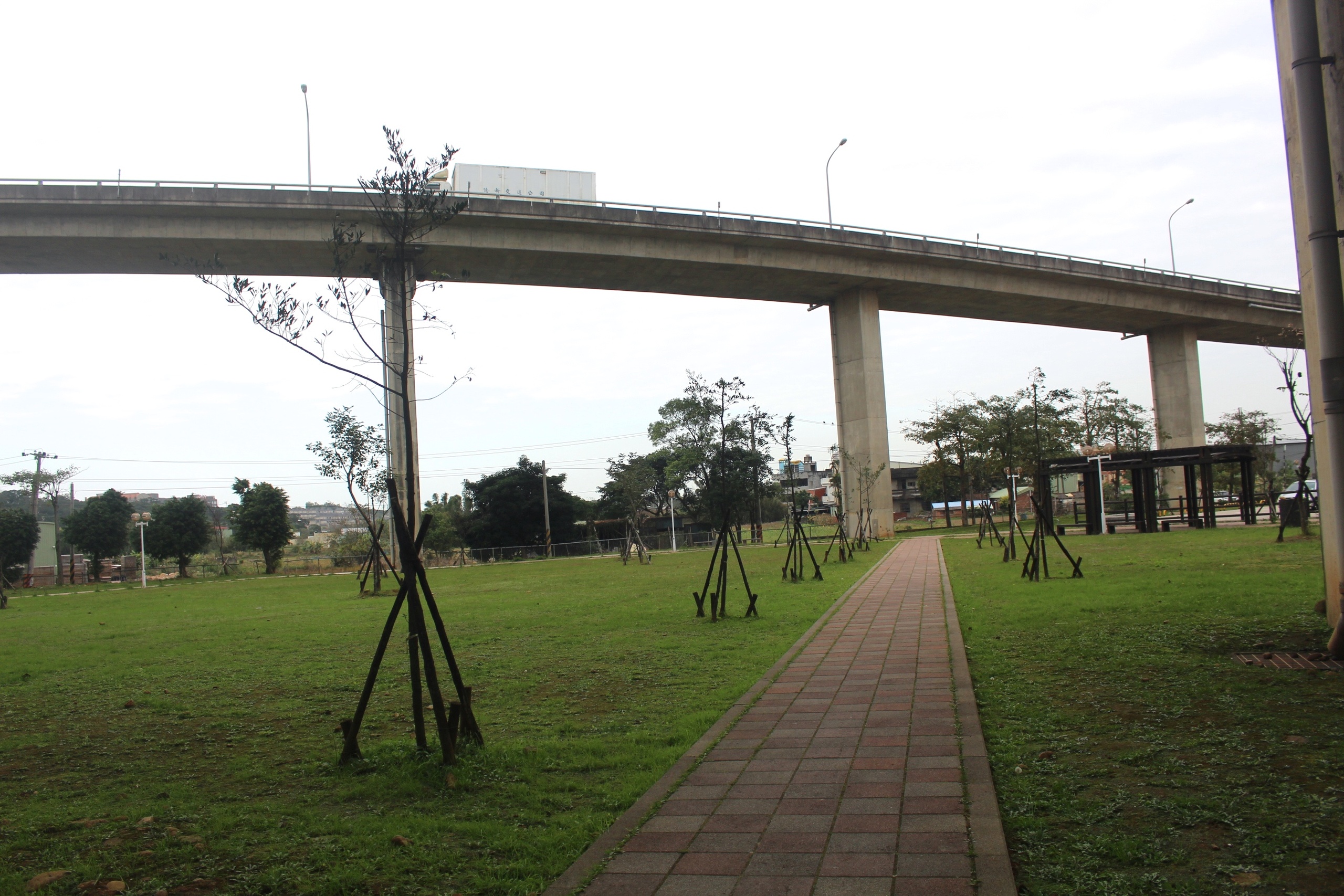 【桃園 遙控越野賽車場】平鎮運動公園旁。玩家級「紅土軟式越野跑道」跑一圈285公尺