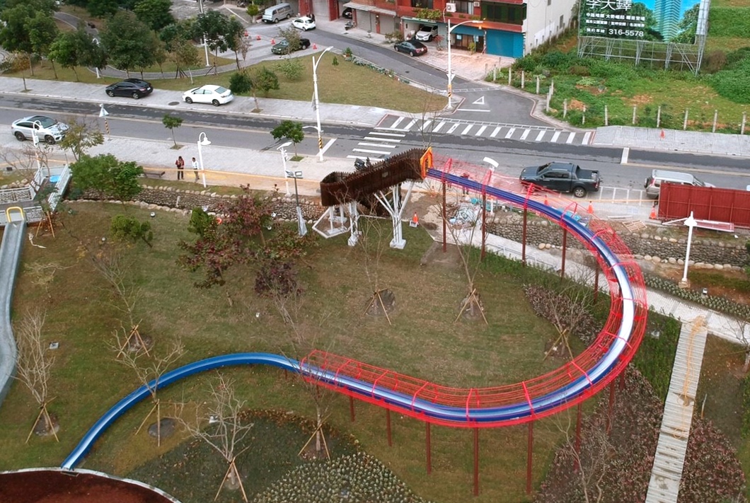 【桃園 風(fēng)禾公園】中路特區(qū)防災(zāi)公園。驚見(jiàn)！全桃園最長(zhǎng)50米滾輪溜滑梯