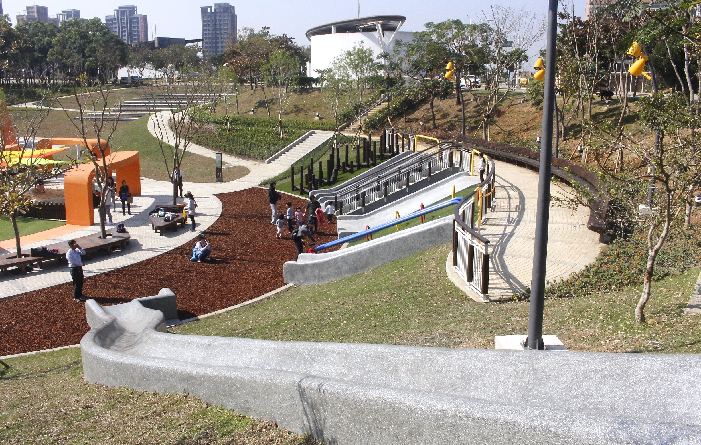 【桃園 風(fēng)禾公園】中路特區(qū)防災(zāi)公園。驚見(jiàn)！全桃園最長(zhǎng)50米滾輪溜滑梯