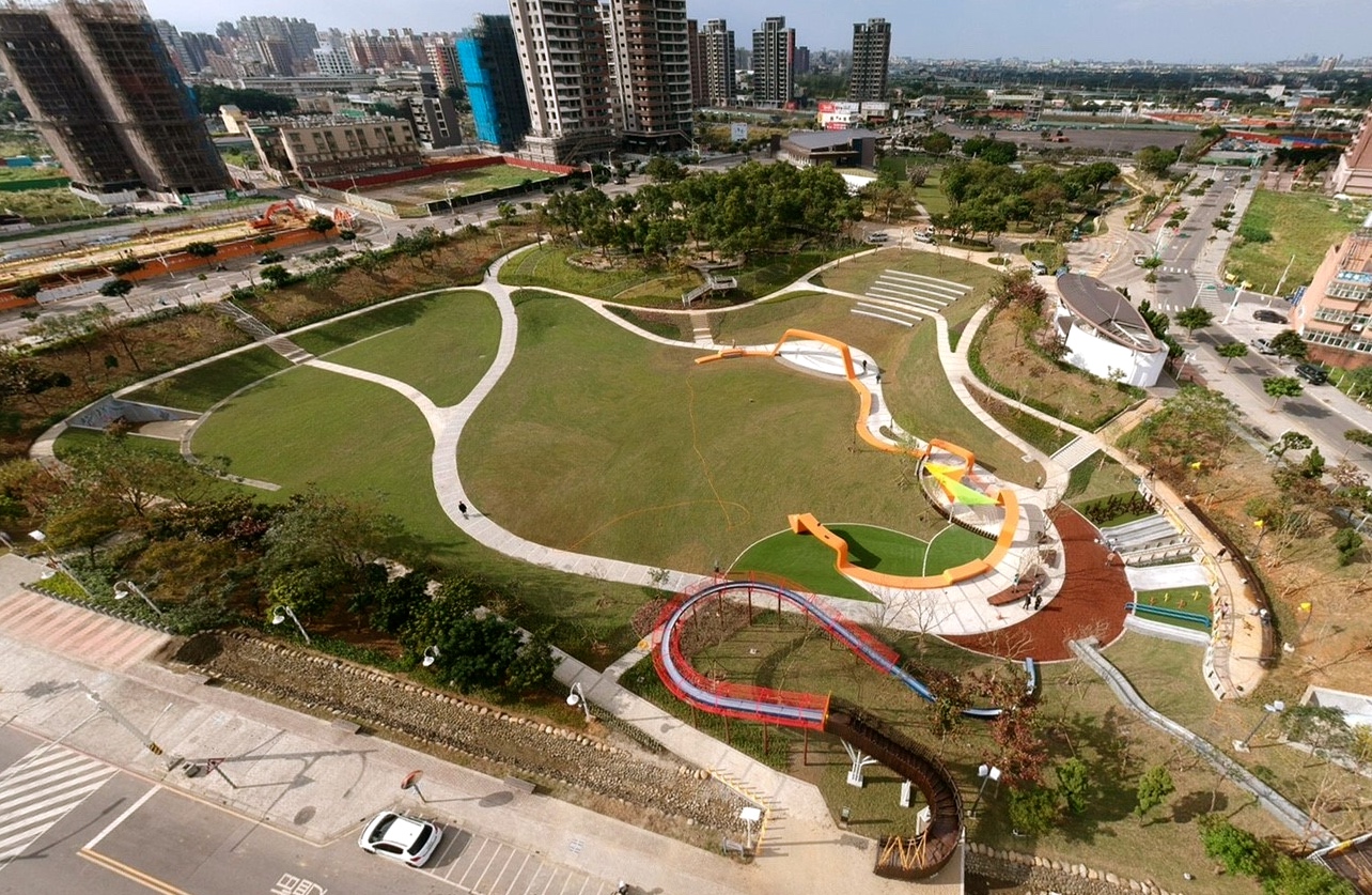 【桃園 風(fēng)禾公園】中路特區(qū)防災(zāi)公園。驚見(jiàn)！全桃園最長(zhǎng)50米滾輪溜滑梯