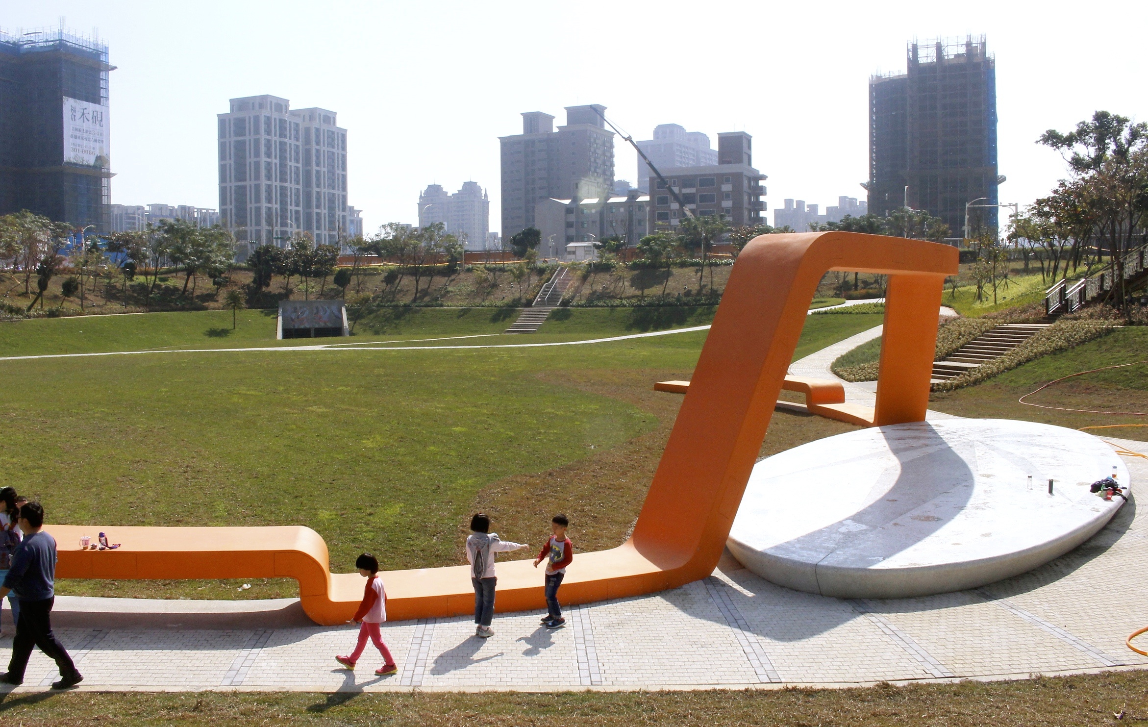 【桃園 風(fēng)禾公園】中路特區(qū)防災(zāi)公園。驚見(jiàn)！全桃園最長(zhǎng)50米滾輪溜滑梯