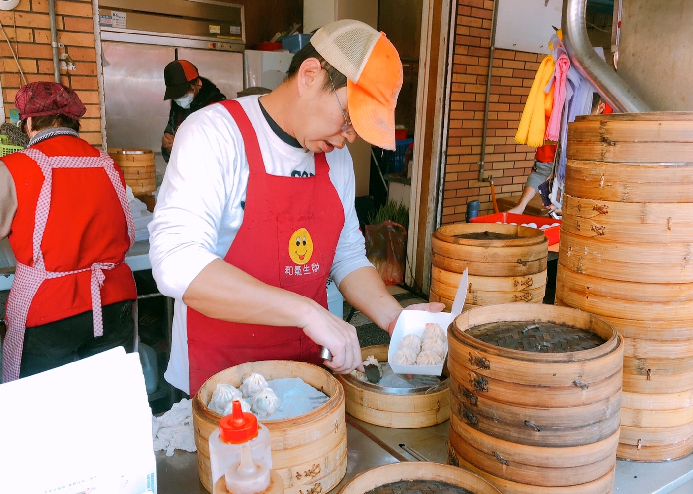 【桃園 蒸品湯包】忠貞市場入口小攤車。鮮蝦湯包藏著整尾白蝦！