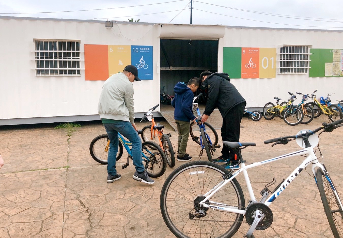 【新北 二重疏洪親水公園】免費餵食「羊咩咩的家」。暢遊自行車道/遙控賽車場/三種球場