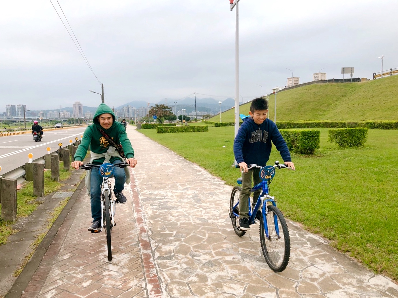 【新北 二重疏洪親水公園】免費餵食「羊咩咩的家」。暢遊自行車道/遙控賽車場/三種球場