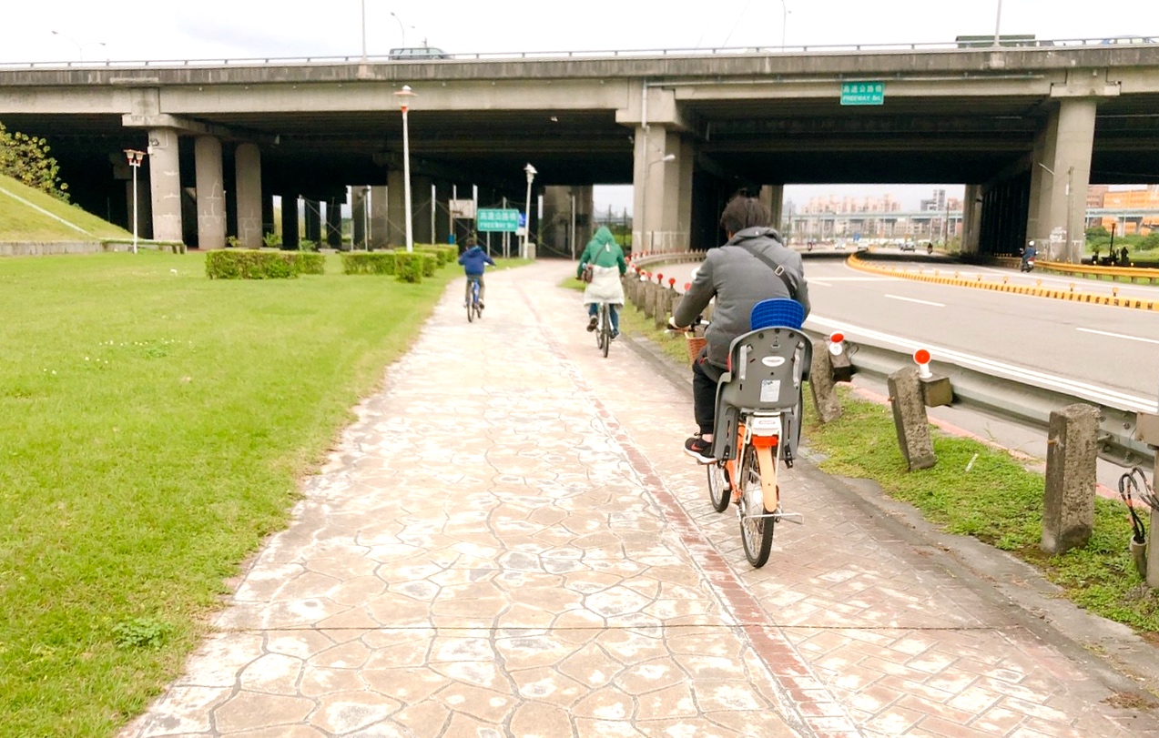 【新北 二重疏洪親水公園】免費餵食「羊咩咩的家」。暢遊自行車道/遙控賽車場/三種球場