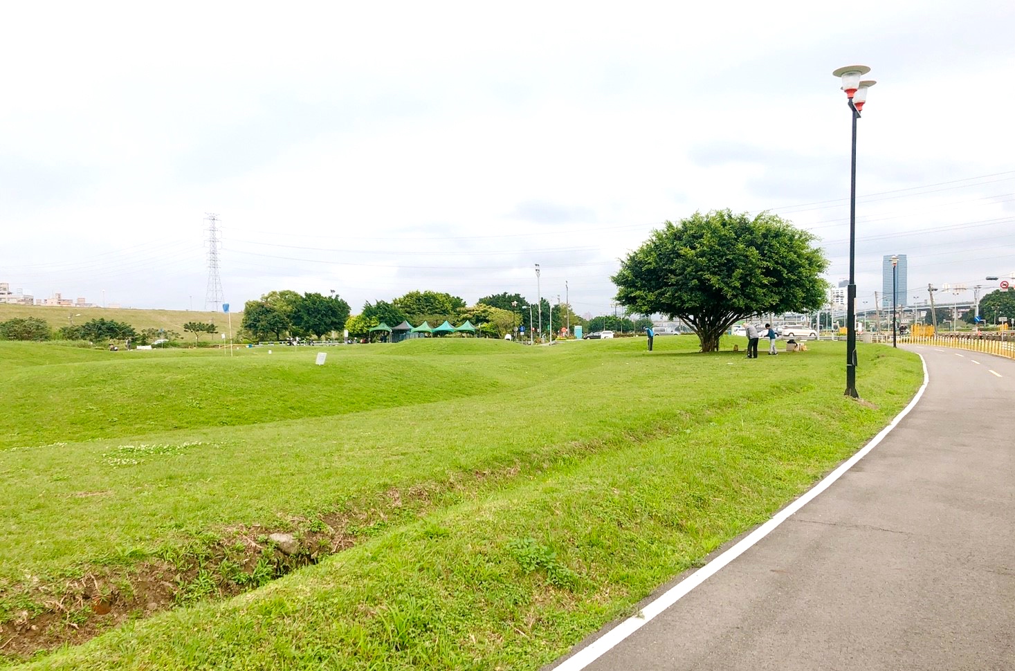 【新北 二重疏洪親水公園】免費餵食「羊咩咩的家」。暢遊自行車道/遙控賽車場/三種球場