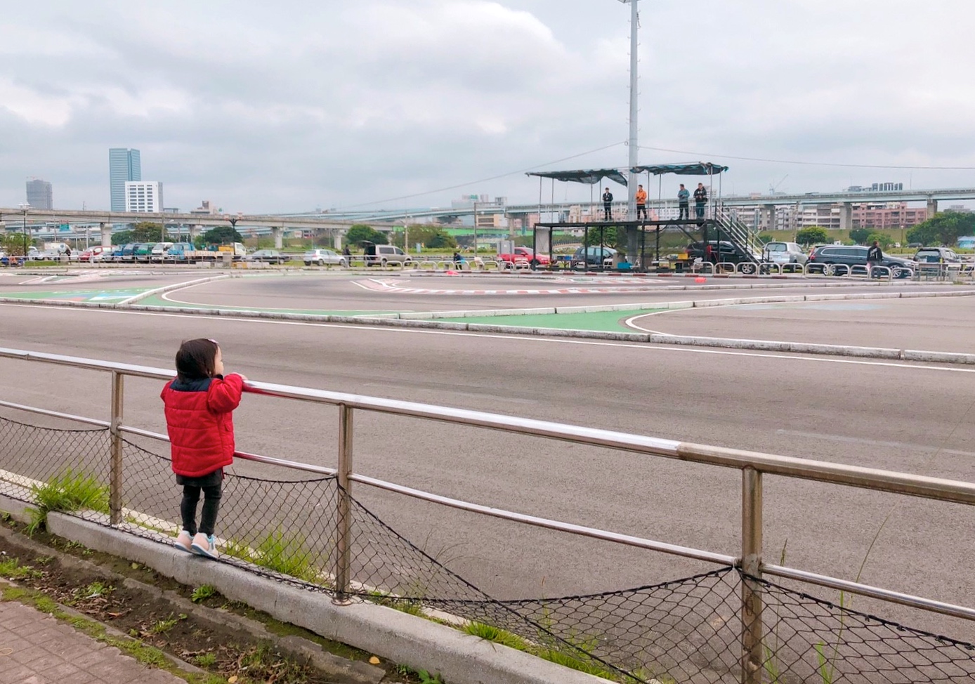 【新北 二重疏洪親水公園】免費餵食「羊咩咩的家」。暢遊自行車道/遙控賽車場/三種球場