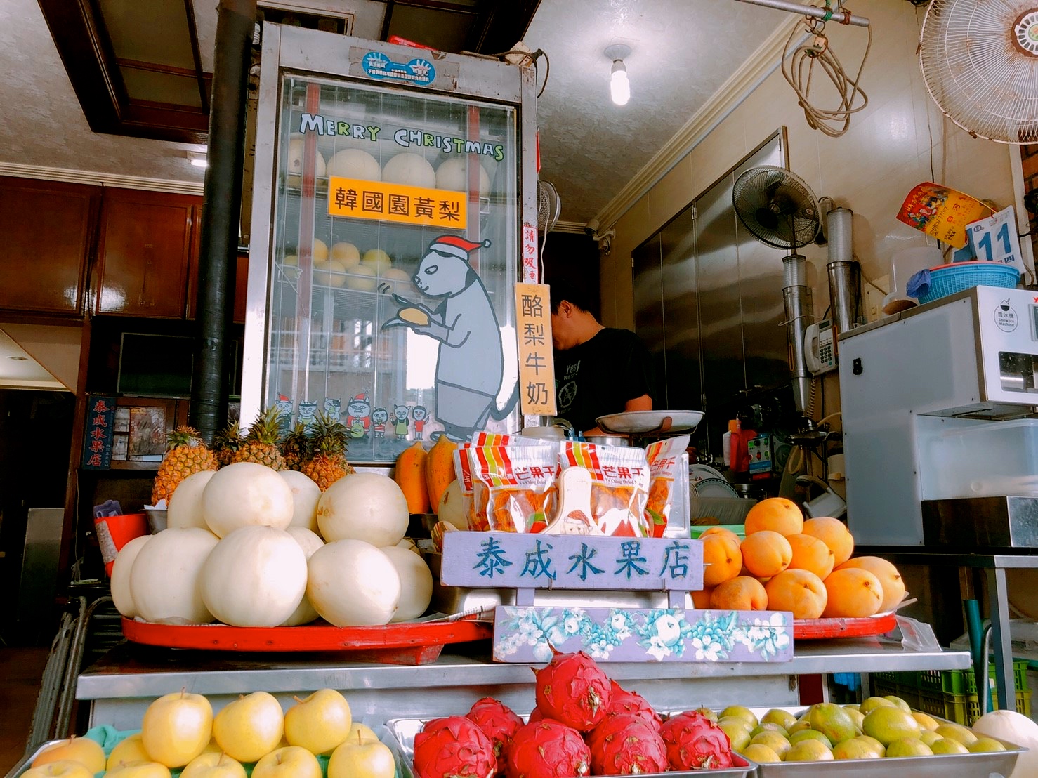 【臺南 泰成水果店】正興街一級商圈84年老店。新鮮哈密瓜做成超份量「哈密瓜盅冰」