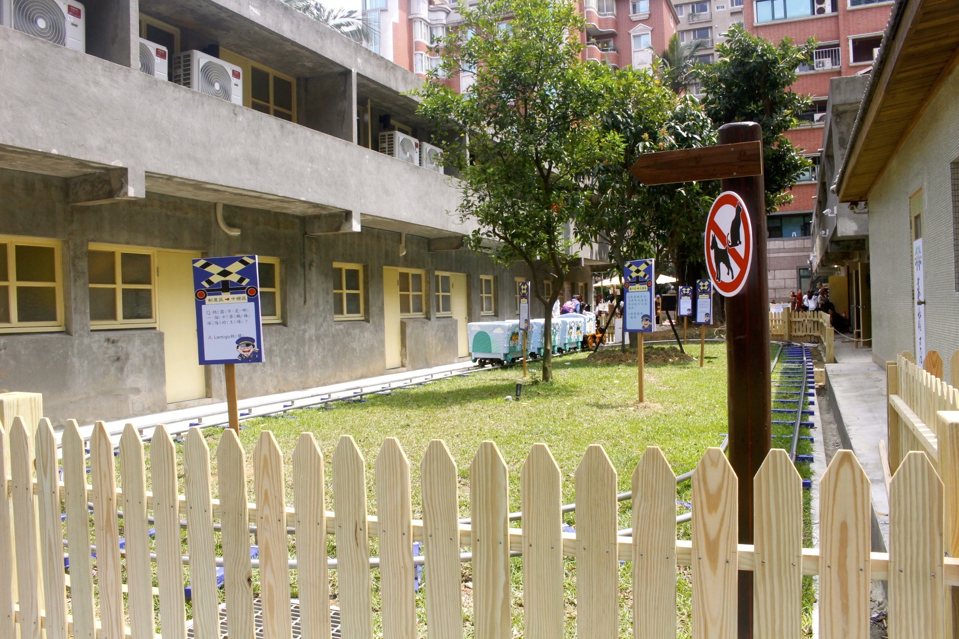 【桃園 南崁兒童藝術村】老宿舍翻新4/4試營運。連假有手作市集、沙坑小火車、彩繪牆面