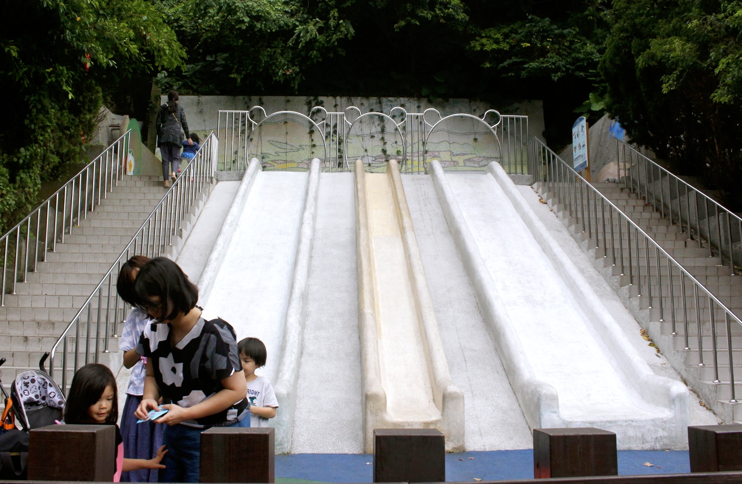 【新北 三峽中山公園】新景點30公尺「彩虹樹藤溜滑梯」。兒童版「跑酷棧道」需俱備小勇氣喔！