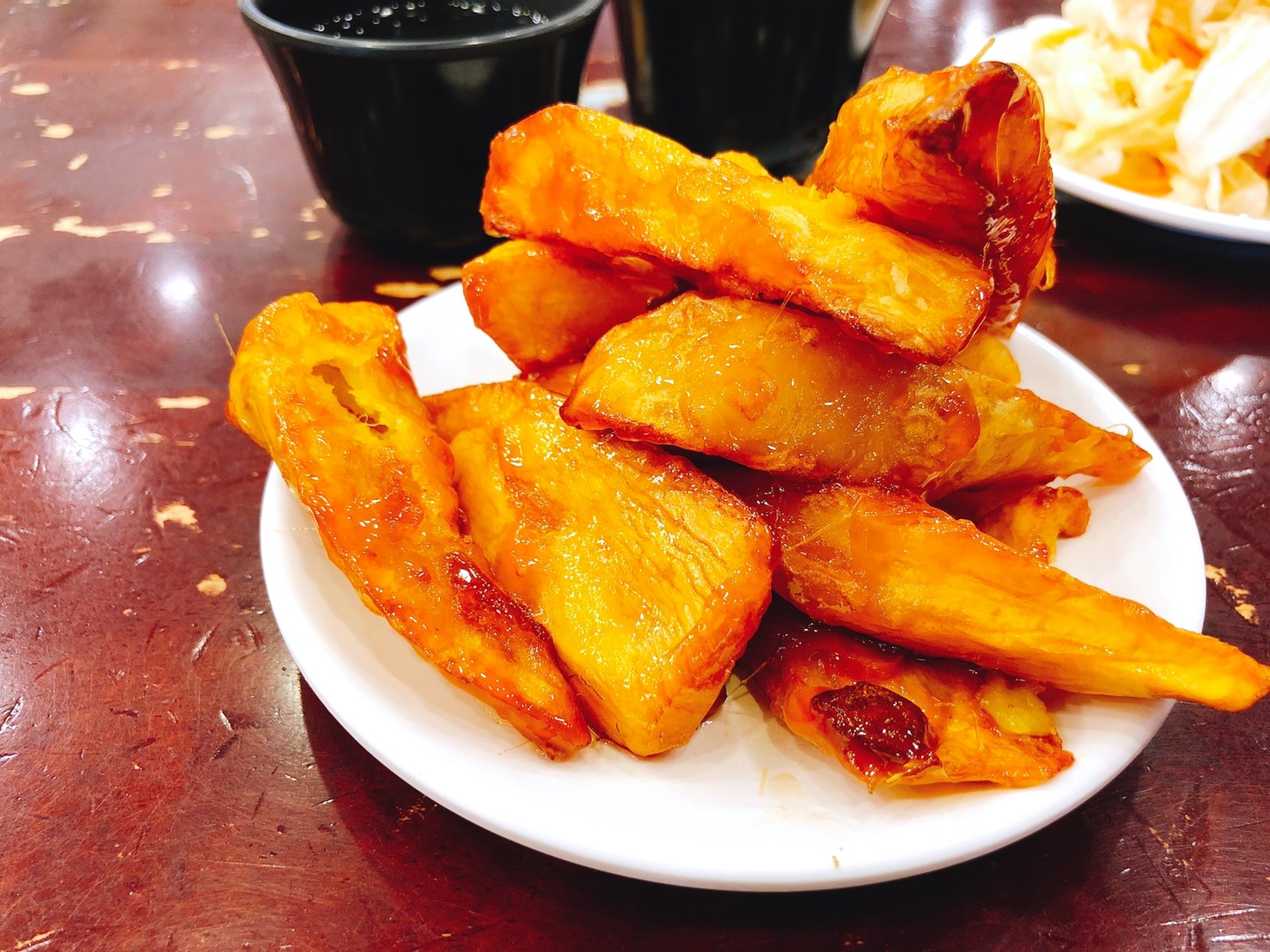 【桃園 懶得煮】在地人氣麵食館.養生茶免費喝。超澎湃小吃區！拔絲地瓜40元更是必點