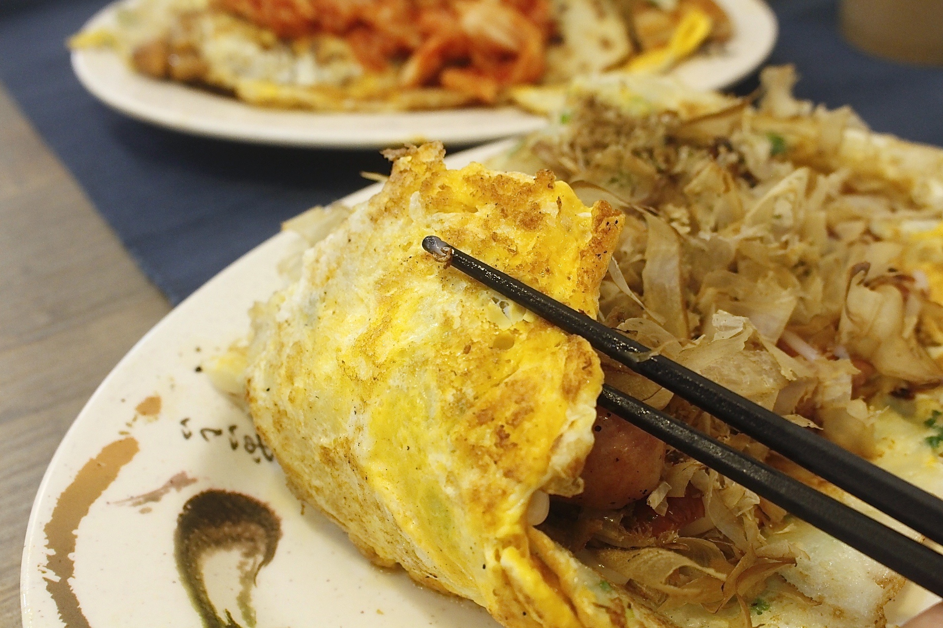 【桃園 京佬杯老蛋餅】傳承臺中太平30年的好滋味。古早味粉漿蛋餅想加什麼配料自己選！