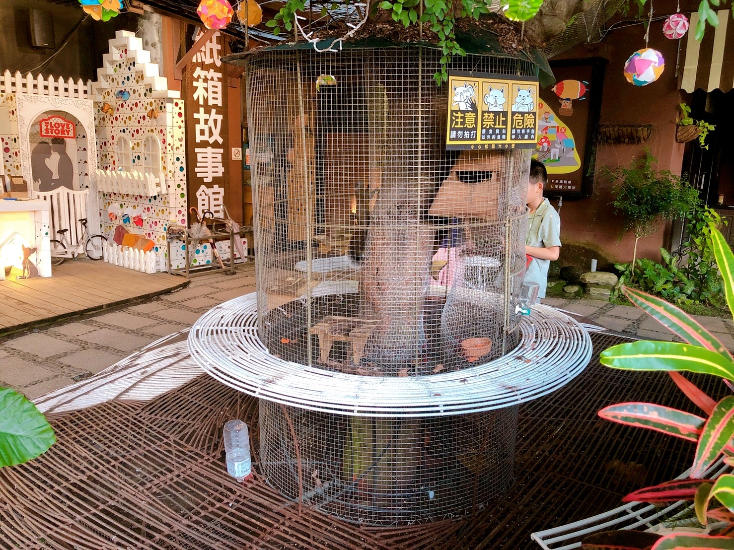 【臺中 紙箱王創意園區】新玩法！鋼雕藝術么么空中步道、巨型蘑菇屋，還能體驗蒸氣造型紙火車！