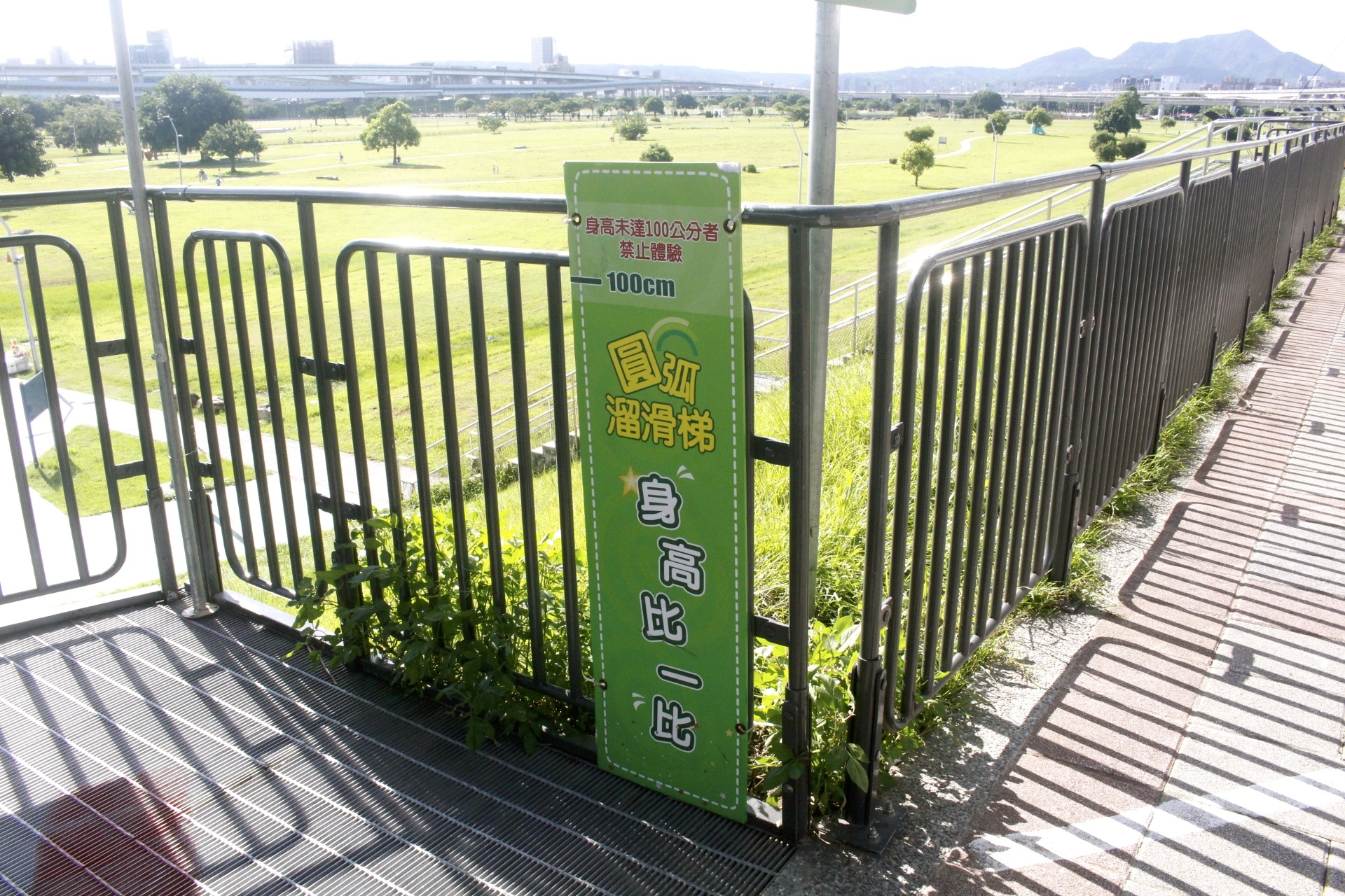 【玩 瀑布滑草場】玩滑草不用到郊區(qū)！大都會公園最新玩點「七公尺高滑草場」請自備滑草板